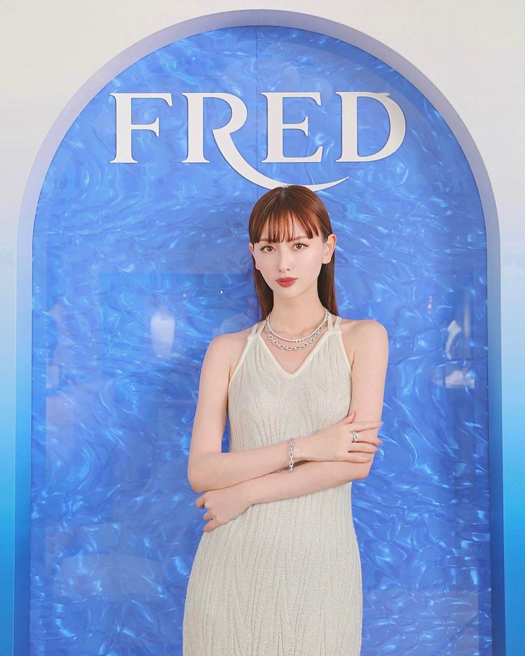 鈴木えみさんのインスタグラム写真 - (鈴木えみInstagram)「@fredjewelry FRED銀座本店に初めてお邪魔しました。撮影でオンブル フェリーヌ リング🐈‍⬛を付けてから、ずっと気になってたの🐾 FREDのインスピレーション源でもあるブルーは、フレンチ リヴィエラの太陽の下で複数色に変化する海の輝きなんだそう🌊🩵💙 細部まで遊び心があって、カスタマイズできたり、重ね付けが楽しそうなアイテムもたくさんありました✨私はプリティウーマンのピンクゴールドのリングをゲット♡大人が身につける、甘過ぎないハートモチーフって大好き🫶🏻 ㅤㅤㅤ #FREDJewelry #FREDParis #FREDHappyBlueShades #PR」7月27日 18時46分 - emisuzuki_official