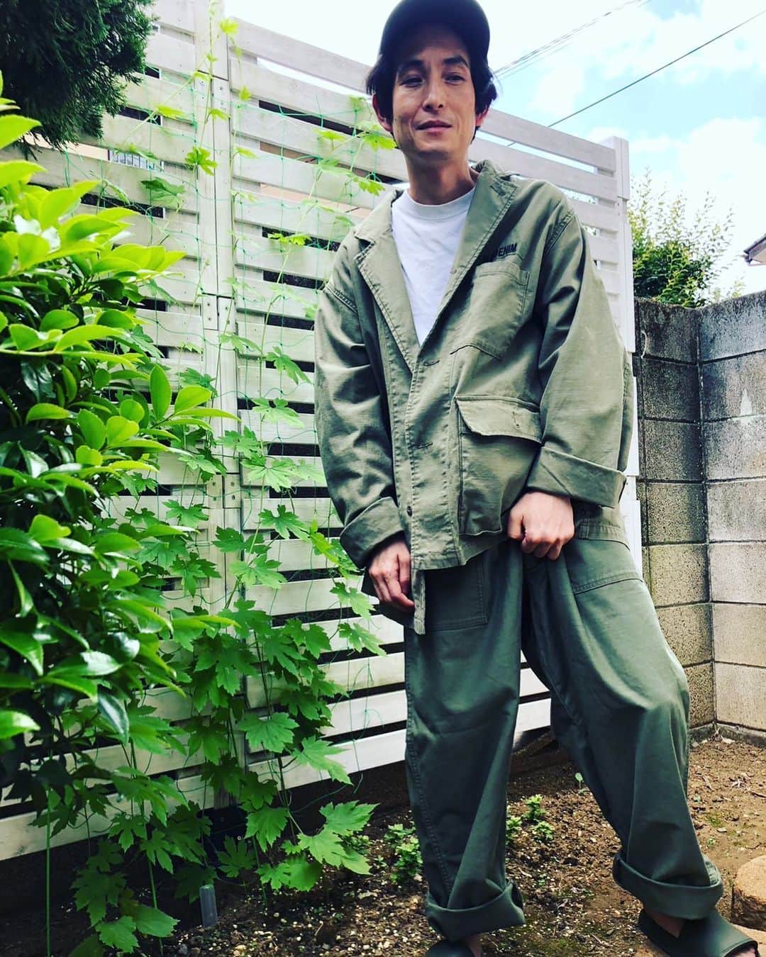庄司智春のインスタグラム：「カラテカ矢部氏も 東野デニムxジャーナルスタンダード 買ってくれたみたいです。 ありがとうございます。  ジャケットのストレス逃しのシワと 矢部氏の伝家の宝刀 股間握り芸を同時にするという 贅沢なショット。 是非 東野デニムと僕。 漫画化希望！」
