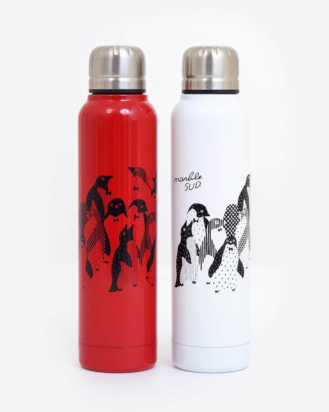 marbleSUD(マーブルシュッド) のインスタグラム：「【暑い夏の必需品】人気のペンギン柄でステンレススリムボトルが登場です🐧🧊 350mlの容量で持ち歩きに丁度いいスリムなサイズ感。 冷たい飲み物が嬉しい暑い夏から、温かな飲み物で温まる冬までオールシーズン活躍しそう。 お世話になったあの人へのプレゼントにもいかがでしょうか🎁」