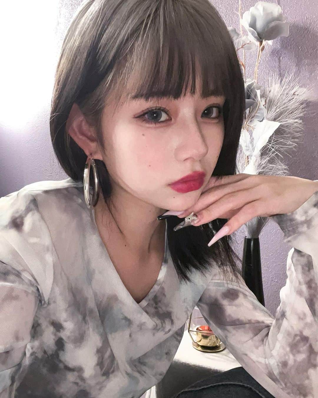 かれんのインスタグラム：「韓国で人気 No.1のケラシスっていうシャンプーなんだけど傷みまくってるうちの毛復活させてくれたまじ救世主  シャルマンムスクの香りにしたんだけどカシス系の上品ないい匂いして香水つけてない日にいい匂いって言われた🖤  SKIN GARDENでKERASYS SAMPLING EVENTが開催されるよ💄🤍 抽選時間は12:00~16:00まで。詳細は投稿の3枚目に🖤  このシャンプー本当にいい香りなんだけど、みんなどんな香りのシャンプーが好き？ ヘアケア法とかも教えて欲しい🥹  KERASYS#ケラシス#パフュームシャンプー#シャルマンムスク #香水シャンプー#いい香りのシャンプー＃フレグランスシャンプー #シャンプーおすすめ」