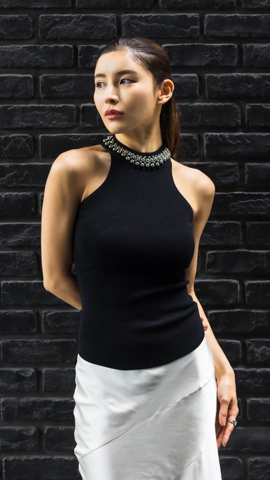 デュラスアンビエントのインスタグラム：「#パールネックアメスリニット <White/Pearl, Black/Pearl, Black/Sliver>  袖ぐりを深めに刳った、元来のアメスリデザインを採用することで、肩のラインが綺麗に見えるよう拘ったのがポイント。 首元にはリズミカルに配した大小のパール/メタルが、顔まわりを華やかに彩ります。  #サテンマーメイドマキシスカート <Ivory, Blue, Black>  瑞々しい艶めきを放つサテンマキシスカート。 リュクスな艶が、動くたびに表情を変え、華やかな印象へと導きます。  ＿＿＿＿＿＿＿＿＿＿＿ ✔︎ @ambient_styling #AMBIENT #ambient_official #ambientstyle #アンビエント #スカート #サテンスカート #アメスリ #タンクトップ」