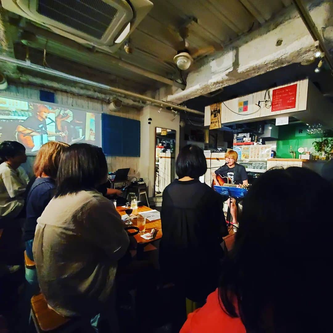 常世晶子のインスタグラム：「時間差の投稿ですが… 先日の下北沢ラプソディー🎸イマヤス兄さんの弾き語りライブにママ友と😊🎵  ※写真右端が仲良しのママ友。私の隣お松さんと、真ん中伊藤さんは、イマヤスさんがお世話になっているラジオ局の方です！  一人も良かったよー🙆‍♀️🎶  イマヤスさんは、私が若い頃から知っている戦友&お仲間さんです。歌い手さんだけれど、ほんと相変わらず面白い🤣  ありがとう！  #スキップカウズ #イマヤスさん  #下北沢 #ラプソディー」