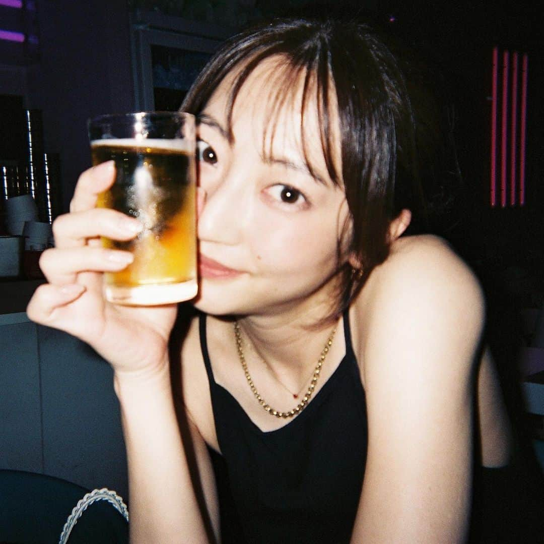 武田玲奈のインスタグラム：「26歳になりました🎂  持っているのはビールです🍺 26歳の目標は 運転時道を間違えない事と 休肝日をつくることです。  毎日ハッピーに生きてます。 26歳の私もよろしくお願いします☺︎」