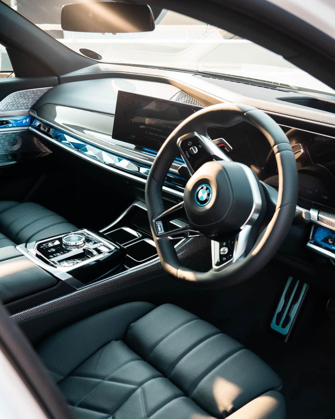 BMWのインスタグラム：「Where luxury meets innovation. What BMW technology do you love? 🦾⬇️ 📸: @bmwmontana_official @huntleytography @dtvrensburg) #BMWRepost   The BMW i7. #THEi7 #ThisIsForwardism #BMW #BornElectric #BMWElectric __ BMW i7 xDrive60: Combined power consumption: 19.6–18.4 kWh/100 km. Combined CO2 emissions: 0 g/km. Electric range: 590–625 kilometers. All data according to WLTP. Further info: www.bmw.com/disclaimer」
