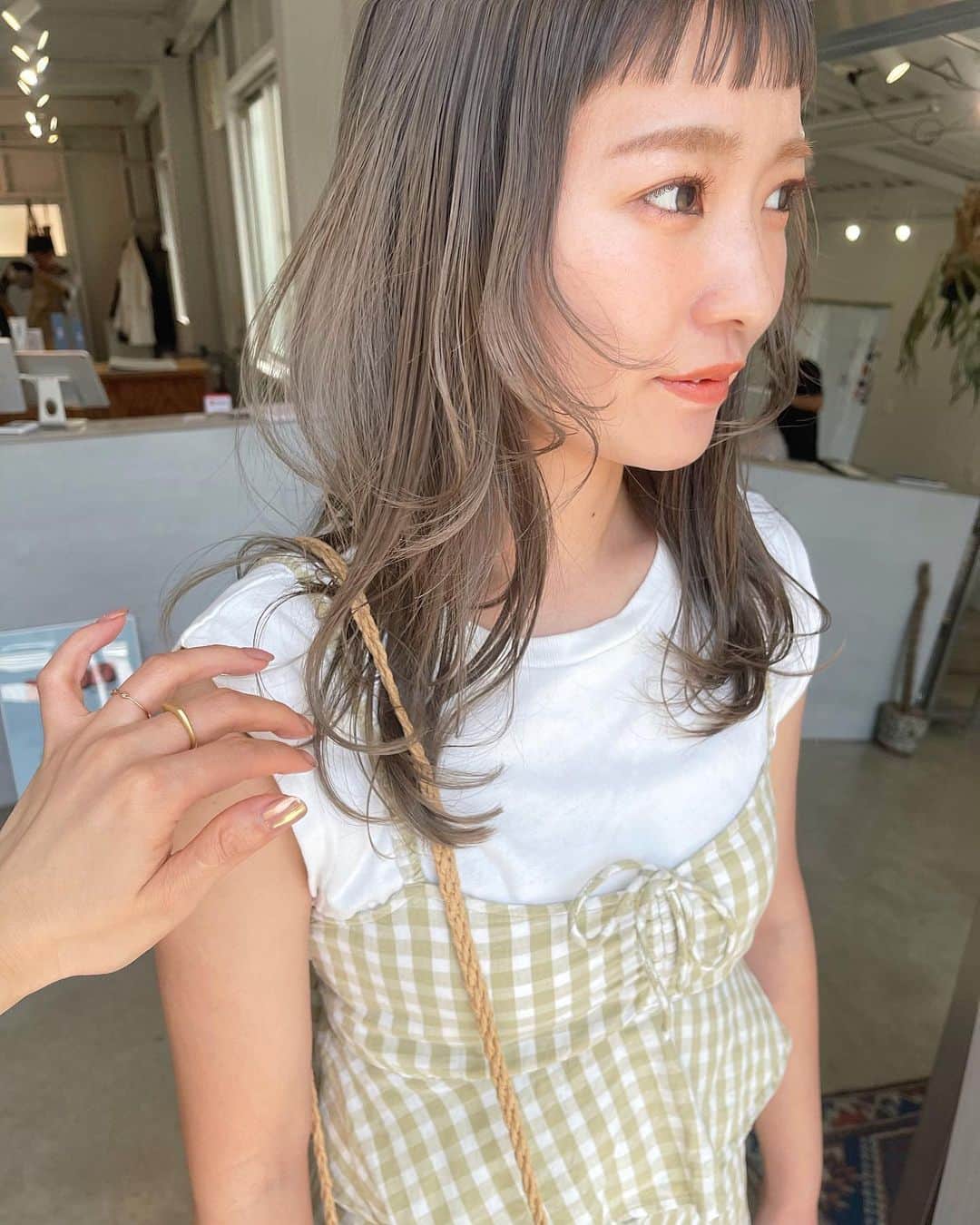 sakincho1028のインスタグラム：「くすみすぎない柔らかいオリーブベージュ🫒 ブリーチとケア必須✌︎かわいいっ♡  #sakinchohair #hairarrange#hair#arrange#hairset#ヘアアレンジ#アレンジ#ヘアセット#豊橋#美容室#豊橋美容室#ヘアカラー#ハイトーン#ハイライト#ベージュ」