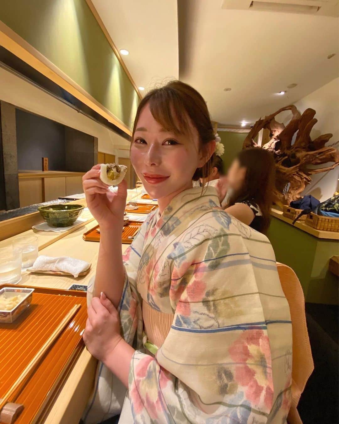 karen okajimaのインスタグラム：「会員制焼き鳥🐣🐔  美味しかったー🙆‍♀️💓 紹介者の方に流行らせんといて欲しいから 名前は書かないでて言われたので書けません🤣笑 また行きたいなー🥰 焼き鳥すきすぎる！！！  #焼き鳥 #グルメ岡島 #着物で焼き鳥 #着物 #夏着物」