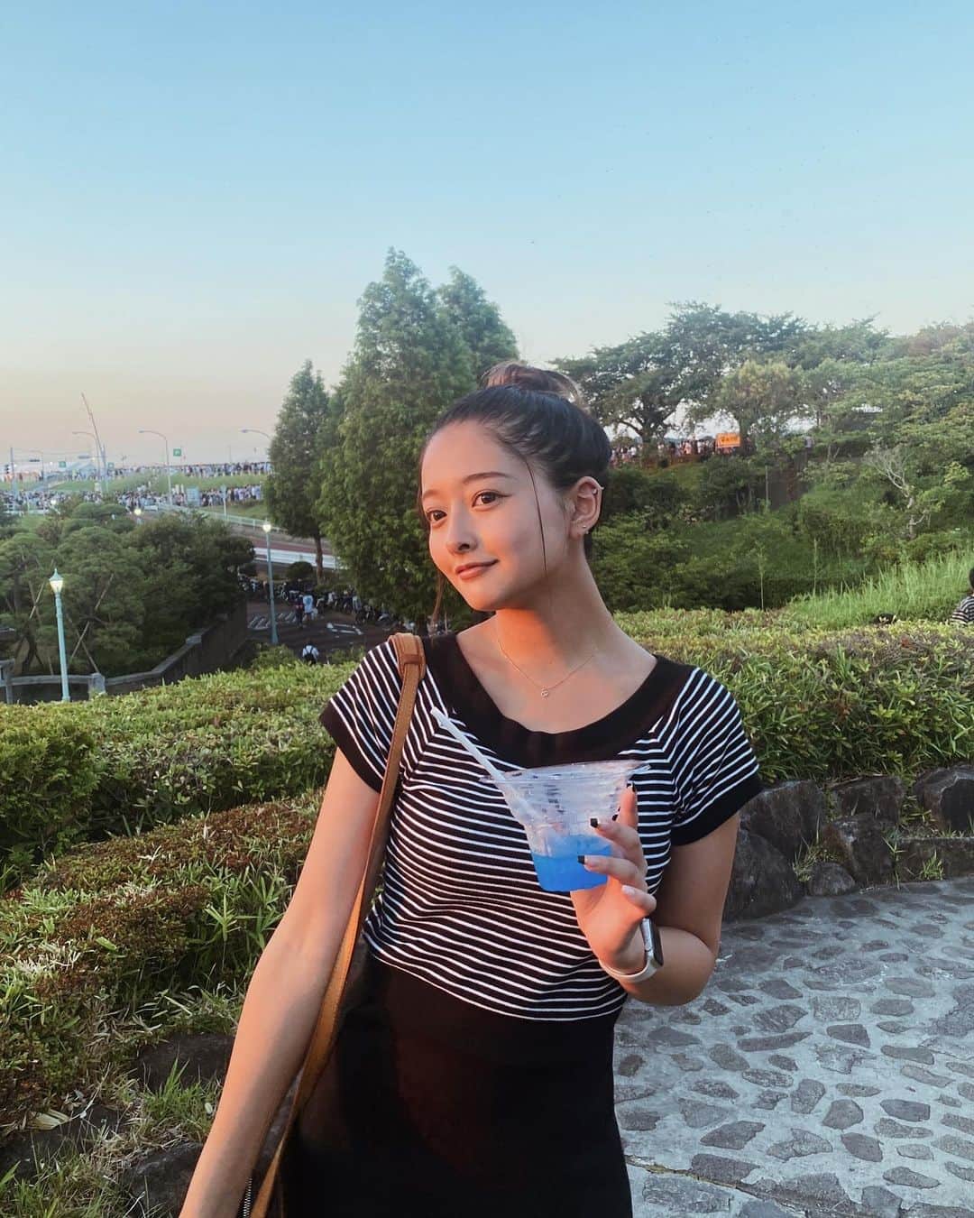 HANAのインスタグラム：「葛飾納涼花火〜🎇 穴場スポット見つけたの👀 かき氷とあんず飴食べて夏感じてきたぜ🍧」