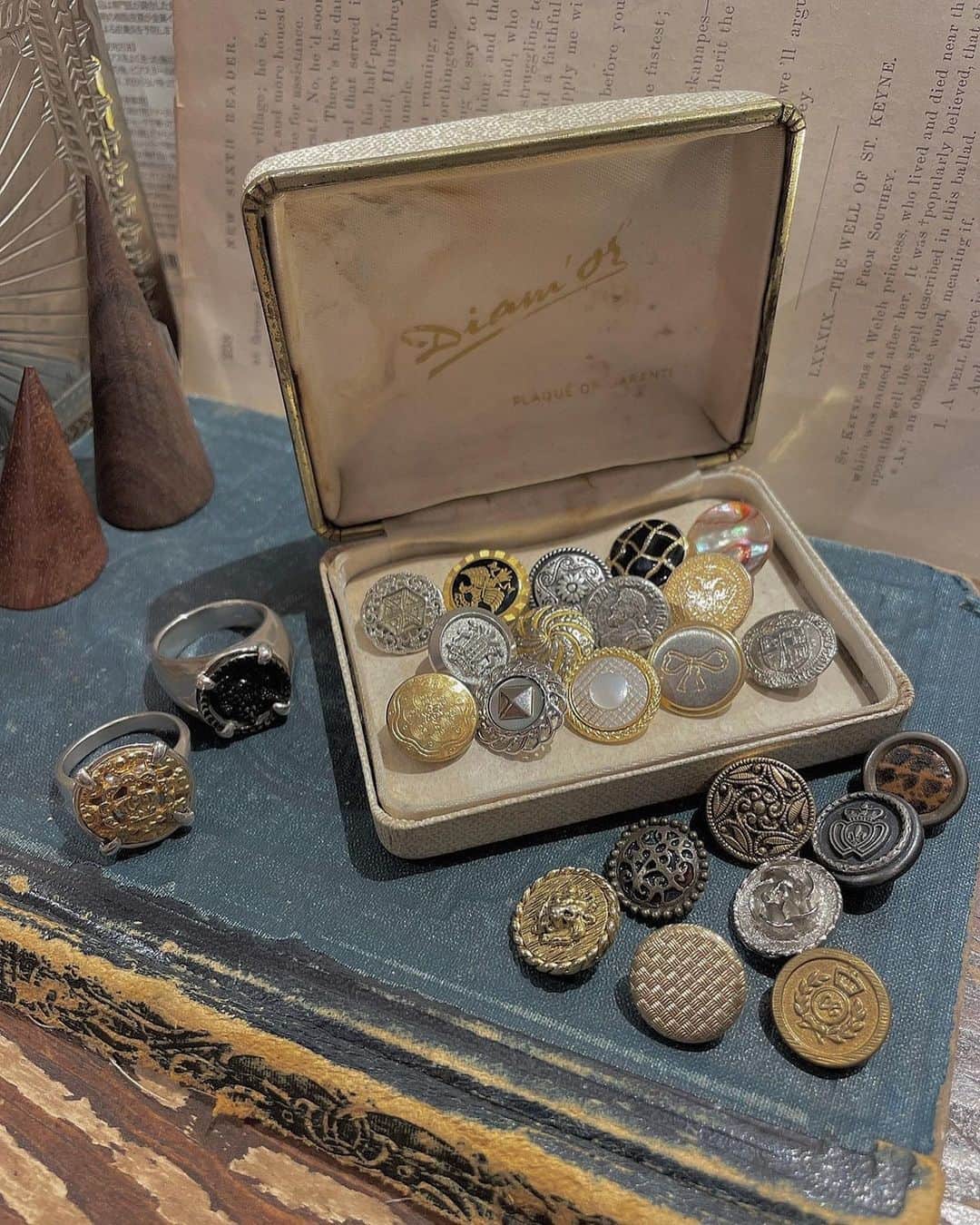 のインスタグラム：「Vintage Button Ring 受注会 期間限定開催のお知らせ📢 @amijed_laforeth   【Vintage Button Ring】 世界各国から集めたヴィンテージのボタンをお選び頂き、オリジナルのシルバーリングをお作り致します。店頭にてボタンをお選び頂き、リングサイズと併せてオーダーを受付いたします✴︎  【受注期間】 8/1(火)-8/6(日) open 11:00-20:00 at ラフォーレ原宿2F Amijed  【店頭にて受付】 受注から2〜3週間後にお届けとなります🕊 ※店頭でお受け取り又は郵送にてお届け  【Ring Size】 8号-24号 お持ち込みのボタンも相談可能です。 お気軽にDMまたは店頭にお持ち込みくださいませ🌿  みなさまのご来店、心よりお待ちしております🪬」