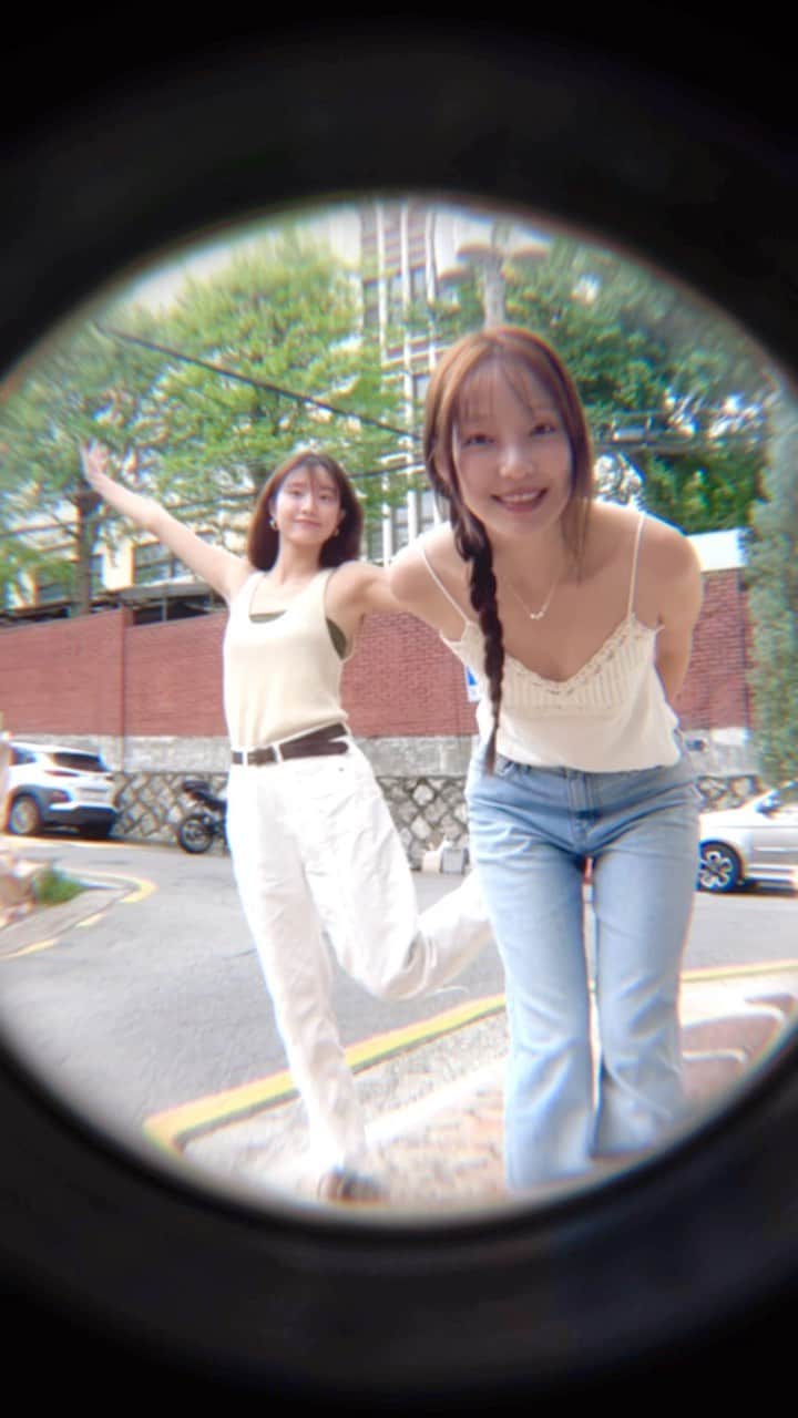 イ・ハウンのインスタグラム：「둘다 여행 다녀오고 엄청 타서 까매진 상태로 만났지.. 게다가 옷도 시밀러라서 찍을 수 밖에 없었다 뭔데 진짜🐰」