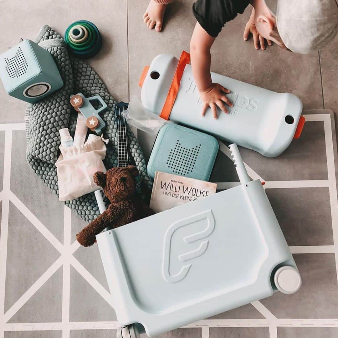 Stokke Japanさんのインスタグラム写真 - (Stokke JapanInstagram)「【子どもとの乗りもの旅が待ち遠しい！　ジェットキッズ byストッケ ベッドボックス】  夏休みといえば旅行！でも子どもたちとの旅はそれなりに大変。少しでも楽しく、楽になったらいいなぁとも思いますよね。  ジェットキッズ byストッケのベッドボックスは、そんな旅を予定しているご家族にぴったりのアイテムです。  ベッドやレッグレスト機能を搭載した子ども用のスーツケースは、飛行機や新幹線内で、お子さまが快適に過ごせるための工夫が満載です。  空港や駅構内では、お子さまが座ったり引っ張ったりすることができるのでストレスなく移動も可能。  小さい頃から自分の荷物を管理することで、自立心も育みます。  旅支度から気分が上がる、そんなアイテムです。  📸: @wood_travels  @jetkidscom @rronatimeri @giulia2209  ※公道や駅のホームなど危険な場所では使用しないでください ※機内での使用は乗務員の指示に従ってください  #ストッケ #ジェットキッズ #ジェットキッズバイストッケ #Stokke #jetkids #jetkidsbystokke #トラベルグッズ #子ども用キャリーケース #子ども用スーツケース #キャリーケース #スーツケース #子連れ #子連れ旅行 #子連れ旅行におすすめ #子連れお出かけ #ファミリー旅行 #家族旅行 #旅育 #旅行準備 #電車旅 #子鉄 #子鉄とおでかけ #子鉄ママ #子連れハワイ」7月27日 19時00分 - stokkejapan