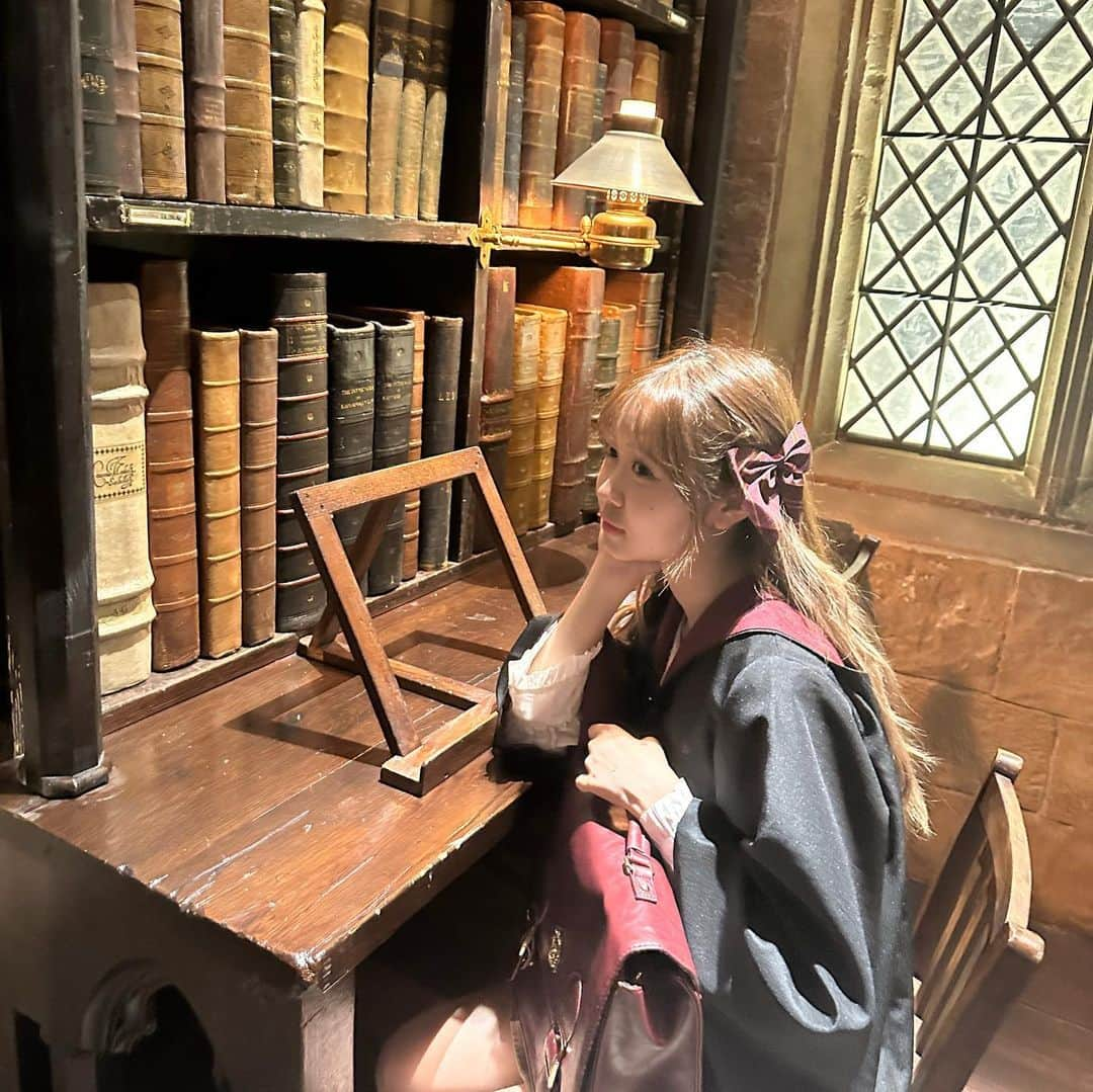 ほのぴすのインスタグラム：「ハリーポッタースタジオツアー🪄🧙‍♀️  うじたまたんと、ヒナちゃんと行ってきたよぉ！！！  想像してた何十倍も規模が大きくて、私たちは時間配分を盛大にミスりました😂 ご飯食べるところまでが前半で、後が後半なんだけど、そのご飯食べるところまででで3時間とかかかった😂😂💛  そしてご飯も美味しくて喋りながら食べてたら最後もう駆け足すぎたのwww  みんなが行く時は時間のかけかたに気をつけて😂💡  想像を超える大迫力で、こんなの日本で見ていいんですか？という感じ、、、 写真で見る何倍もすごいから、行こうか悩んでる人はぜーーったいに行くべき！！  ハリーポッターのライトなファンから、コアなファンまで100%楽しめる内容だった🥹  セットだけじゃなくて、撮影の裏側を知れたり、小物の制作秘話みたいなのも知れるから大満足の巻📜  とにかくとーってもおすすめでございます🌻  #ハリーポッター #ハリーポッタースタジオツアー #harrypotter #ハリポタ #スタジオツアーレポ #スタジオツアー」