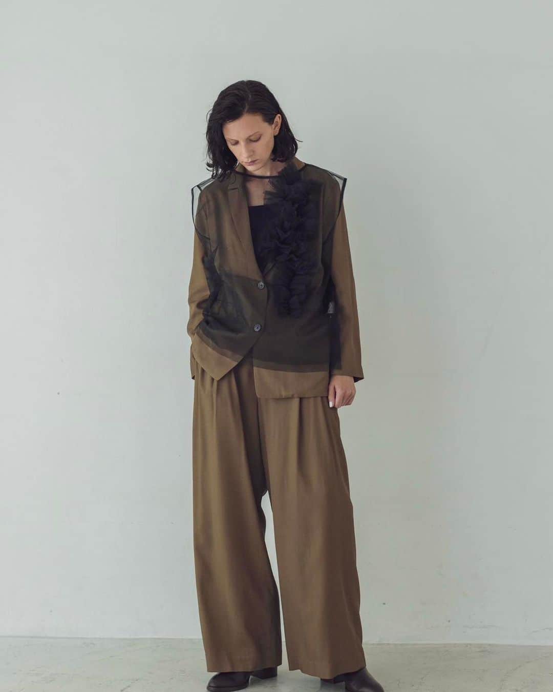 DRESSLAVEさんのインスタグラム写真 - (DRESSLAVEInstagram)「. DRESSLAVE 2023 Pre Autumn START...  7.27(Thu) in STOCK   ☑︎ rayon relax tailored jacket Color : brown / gray Price : ¥34,100  ☑︎ rayon wide relax pants Color : brown / gray Price : ¥24,200  商品の詳細はオフィシャルオンラインストアよりご覧ください。  #DRESSLAVE #ドレスレイブ #2023 #2023aw  #autumn #fall #fashion #jacket #setup #widepants #ジャケット #セットアップ #マニッシュ #オフィス #きれいめコーデ #オフィスコーデ #セットアップコーデ #ワイドパンツ」7月27日 19時00分 - dresslaveofficial