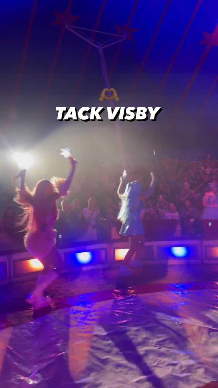ドリー・スタイルのインスタグラム：「VISBY <33333 TACK för i år!!! Ses nästa år hoppas vi!😍💗💙💜🎪 #dollystylesummertour2023」