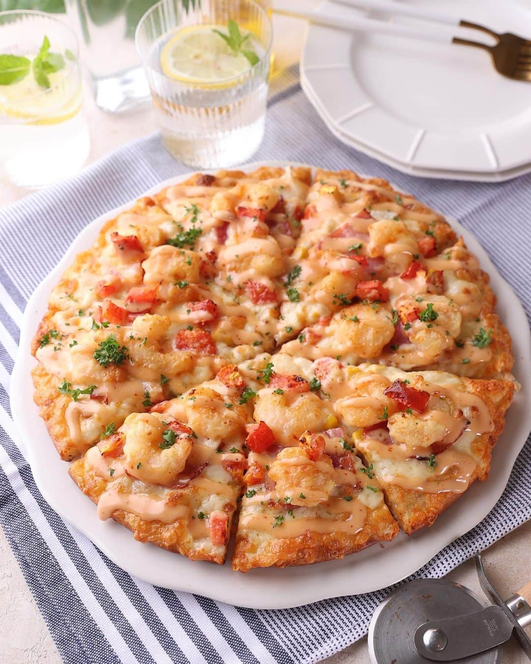 ピザーラのインスタグラム：「【ピザーラが食べたくなったらコメント欄に🍕を書いてね！】  こんばんは！ あまりの暑さですが、皆様はいかがお過ごしでしょうか？  こんな暑い日は、お家の中でピザーラをチョイス🍕  ピザーラの夏の定番商品『ピザーラエビマヨ』🍤 プリプリのエビをサクッとした衣で包んだ、エビフリッターがとっても美味しいんです🥹❣️  ぜひお試しくださいね✨  🍕ピザーラエビマヨ Pサイズ ¥2,380（税込）  -———— ピザーラ公式アカウントでは、PIZZA-LAのお得な最新情報をお届けしています🍕  皆さまもぜひピザーラを食べた際には #ピザーラ#ピザーラお届け のハッシュタグをつけて感想を教えてくださいね✨ お写真をご紹介しちゃうかも？😆 投稿、お待ちしています♪  #pizza_la #ピザ #ピザパーティー #ピザパ #ピザ屋 #ピザ好き #ピザ好きな人と繋がりたい #ピザ屋さん #宅配 #宅配ピザ#新商品#限定商品#エビマヨ #ピザーラエビマヨ」