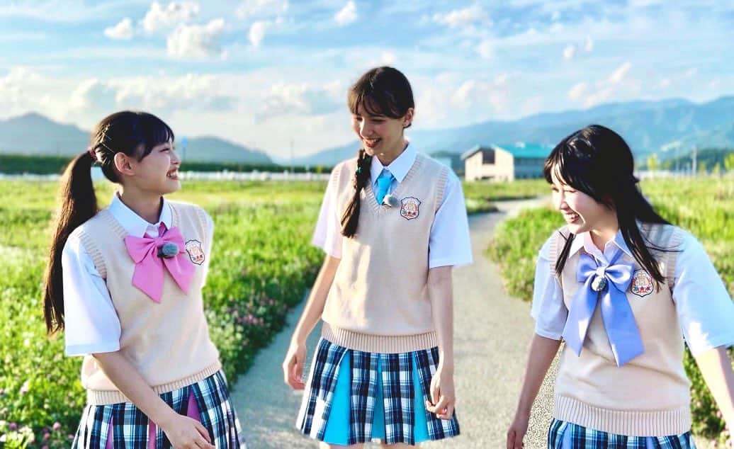 河村果歩のインスタグラム：「🌈🍒  明日はおはガール3人揃って生放送に出演します❕  金曜日ですしハイテンション間違いなしですね😏🤍  是非観て下さい~♡⃛♡⃛   #土方エミリ #後藤花 #河村果歩 #nicola #おはスタ #おはガール #かほっち #ニコラ #ニコモ #ニコラ8月号発売中 #SUPERGIRLS #スパガ #アイドル」