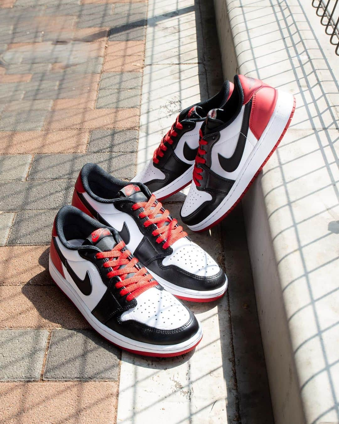 Sports Lab by atmos OSAKAさんのインスタグラム写真 - (Sports Lab by atmos OSAKAInstagram)「. ↓↓↓ 7/28(FRI) RELEASE NIKE AIR JORDAN 1 RETRO LOW OG CZ0790-106 ¥20,900-(tax included) size : 25.5cm〜29.0cm.30.0cm  NIKE AIR JORDAN 1 RETRO LOW OG (GS) CZ0858-106 ¥17,050-(tax included) size : 23.0cm〜25.0cm  ※当店では抽選販売を行います。 ※お1人様、各商品1点ずつの販売とさせて頂きます。  ※今回の抽選ではドレスコードを設けさせて頂いております。写真をスライドさせてご確認下さい。 →整理券を配布する際、抽選を実施する際、販売及びお会計を頂く際に着用の確認を致します。 →偽物を着用の方は抽選にご参加頂けませんのでご了承ください。(確認をさせて頂くことも御座います。) →お並び列へのスタッフ配置以降は必ずドレスコード該当のシューズを着用下さい。着用されていないお客様は抽選販売にご参加頂けませんのでご注意下さい。 →シューズの場合は必ず両足での着用をお願いします。片足のみ着用のお客様は無効とさせていただきます。 ご協力お願い致します。 ※ドレスコードは指定商品の販売促進を目的とするものではございません。  【抽選資格】 ※「atmosアプリ会員」の方 →IDチェックの際にアプリの会員ページをご提示下さい。（不正利用防止の為、アプリの動作確認をさせて頂く場合が御座います。） 会員ページのご提示はリニューアルした新しい 「atmosアプリ」の会員ページとなります。(これまでの「atmosアプリ」は「atmos PINKアプリ」に変更となってますのでお間違えのないようお気をつけください。) 寄ってお並び頂く前に予めダウンロード、会員登録をお願い致します。 ※中学生以上 ※身分証明書をお持ちのお客様(下記1~7のいずれかをご持参下さい) 　1.免許証 　2.住民基本台帳カード 　3.パスポート 　4.写真付き学生証 　5.在留資格カード 　6.マイナンバー 　7.障害者手帳 ※抽選販売になりますので、深夜や早朝からのお並びはご遠慮下さい。また近隣のお店にご迷惑がかかる場合、トラブルなどが発生した場合には 急遽販売を中止させて頂く可能性がございます。  ※その他、抽選に関しての注意事項が多数御座います。抽選に関してのBLOGを必ずご確認ください。 →atmosオンライン上の「MEDIA」から「RELEASE INFO」 →atmosアプリ上の「RELEASE INFO」  【atmos ルクア大阪店 抽選販売方法】 当日AM10:15までにお並び頂いた方へ入店順番を決める抽選に参加する為の整理券を配布致します。 JR大阪駅5階の時空の広場、LUCUA入口前カフェ・レストランご案内看板前を先頭にガラスに沿ってお並び下さい。AM10:15以降にお越しのお客様は如何なる理由がございましても抽選にご参加出来ませんのでご注意下さい。AM8:00より5階時空の広場への入場が可能となりますので必ずAM8:00以降に指定場所にお集まり下さい。AM8:00より前に5階時空の広場へ上がる3階のエスカレーター、階段前へのお並びは一切禁止させていただいております。よってAM8:00より以前にできた並び、順番等は一切無効とさせていただきます。 ※AM10:15から抽選開始ではございません。抽選、販売の開始にはお時間を要することが予想されますので予めご了承ください。 ※スタッフが整理券を抽選前に回収しますが列が乱れて番号が前後して抽選が進んだ場合の責任は一切負えませんので予めご了承ください。  #atmos #アトモス #airjordan1low」7月27日 19時05分 - atmos_lucua_osaka