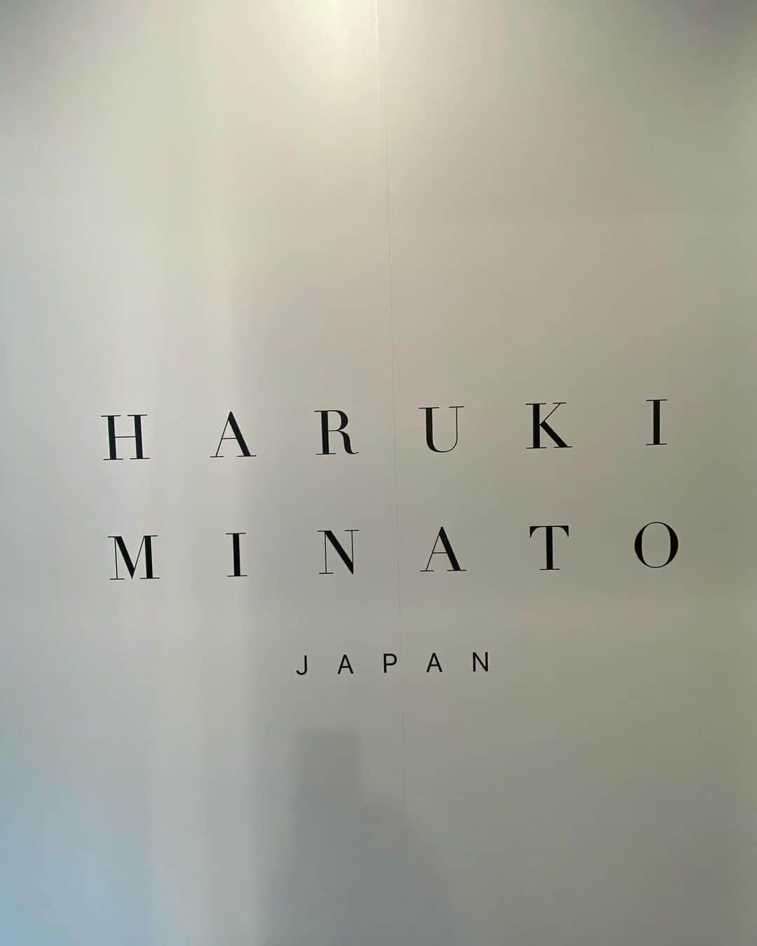 天間晴香さんのインスタグラム写真 - (天間晴香Instagram)「広島市内にある、HARUKI MINATO japan HIROSHIMA   @mikey_hmj_hiroshima さんが担当してくれました！🤲´-  技術力の高い広島一の美容師！ ハイトーンカラー、ショートカット自信ありありらしいです！w  今回トリートメントとカットカラーを施術しました！  シャンプーやトリートメントの成分は基本10%が主ですが、 ここのオリジナルブランド商品は、成分が20%～30%入ってるのに値段も手頃でちゃんと効果のある商品って聞いてちょーオススメです💛  普通は良いトリートメントをしても、2.3日で効果は消えますが、 ここのトリートメントは3日は全然持ちます✋😊  手触りもいいし、普段とは違った手の込んだトリートメントでした(*^^*)おかげさまでサラサラ💛💛  あとね、ヘアミストなんだけど、 これメンズも付けると絶対女子がいい匂いって100%言う！😳💋ってゆーぐらい男女ウケのいい匂い！ なんでかっていったら、このミストとかもそうだけど、【調香師】さんがオリジナルで作ってるの！ ちなみに、このミストにヒト細胞入り🙆‍♀️ 肌だけじゃない髪にも使われてるよん💛  @harukiminato_official  公式サイト  #ハルキミナト #ハルキミナトジャパン #ハルキミナト広島 #韓国風 #ブリーチなしカラー #小顔カット #トリートメント #サロンモデル #harukiminato #harukiminatojapan #広島モデル」7月27日 19時07分 - haruchimu23