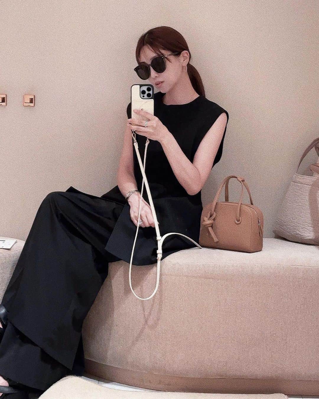 喜田彩子のインスタグラム：「⁡ ⁡ 先日のコーデ♡ ⁡ 動きやすくて涼しいお洋服で この日は夏休みの娘とお買い物っ♩ ⁡ 先日開封Liveで紹介した @lephil_official のお洋服だよ🤍🩵 ⁡ ⁡ ⁡ TOPS・PANTS... @lephil_official  SHOES... @un3d_official  BAG... @vasic_japan  ⁡ ⁡ #lephil #ルフィル #fashion #outfit #ootd #coordinate #패션 #오오티디 #데일리룩 #코디스타그램 #악세사리 #오늘뭐입지 #좋아요 #156センチコーデ #sサイズコーデ #秋コーデ #秋冬コーデ #シンプルコーデ #ファッション #コーディネート #コーデ」