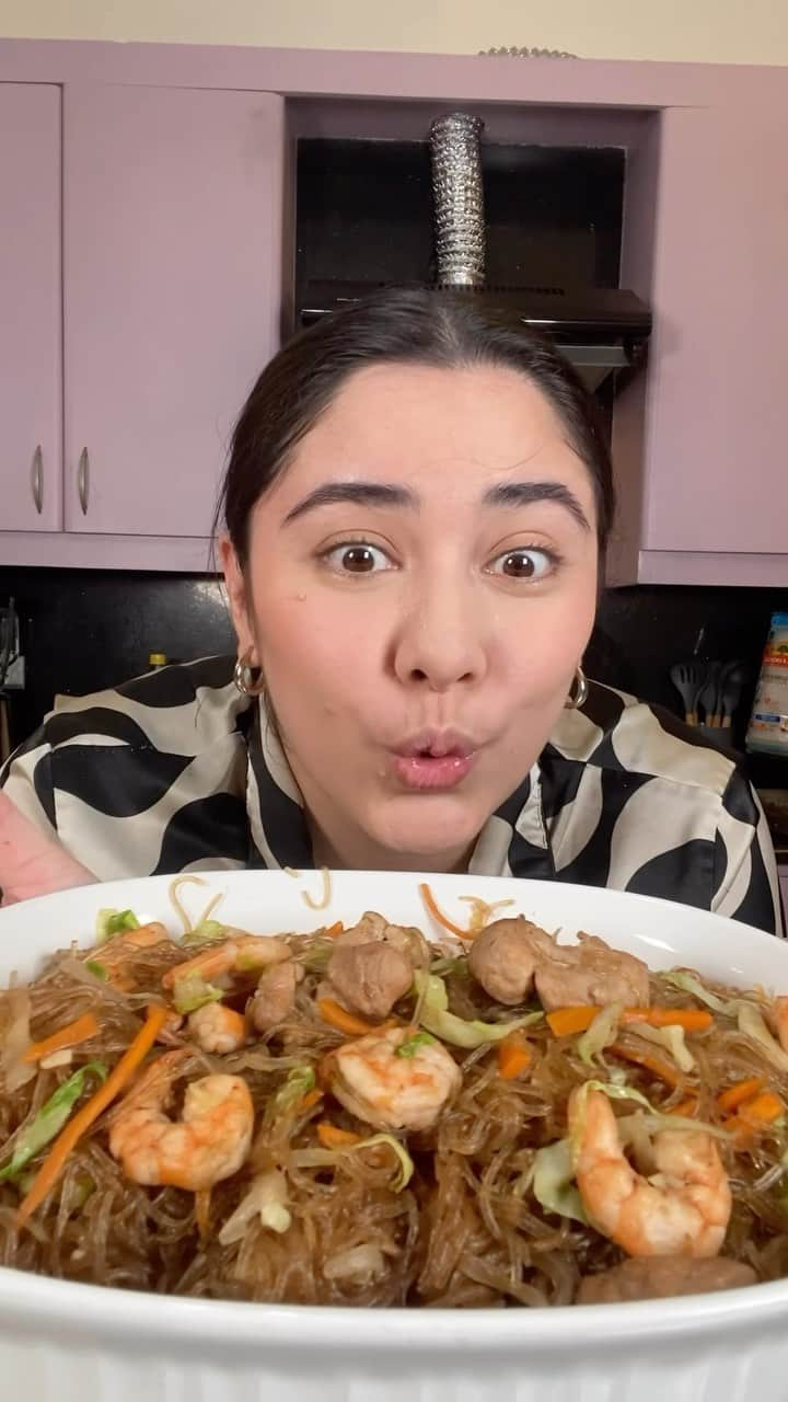 ローレン・ヤングのインスタグラム：「First time making pancit!!! Kaya gumamit ako ng trusted ingredients from @tastethegoodlifeph! Siyempre I used the Vermicelli noodles and Sesame Oil. YUM!!! #TasteTheGoodLife #GoodLife」