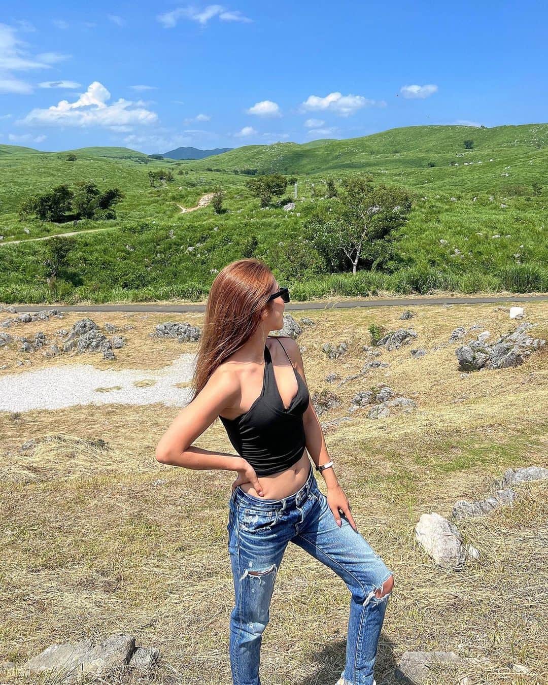 宇都宮茜のインスタグラム：「なんだこの壮大な大自然は。  山口最強すぎる🌿  .  .  .  .  .  .  .  .  .  .  .  .  .  .  .  .  .  .  .  .  .  .  .  .  .  .  .  #山口#秋吉台#カルストロード#秋吉台カルストロード#秋芳洞#自然#山口観光#山口旅行#大自然#山#山口温泉#萩#萩市#温泉#デニムコーデ#へそ出し#中国地方#温泉旅行#海#海沿い#自撮り女子#インスタグラビア#温泉女子#水着女子#自然界#ビキニ女子#japanesegirl#hotsprings#onsen」