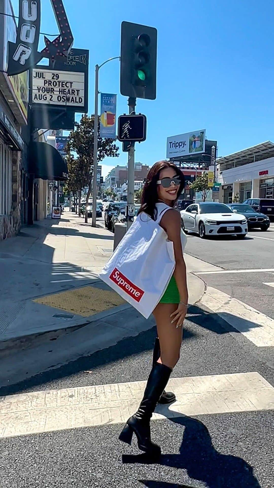 SÜMIREのインスタグラム：「. shopping day 🛍️❤️‍🔥 . #supreme#supremenyc#LA#losangeles#hollywood#westhollywood#california#shopping#travel#fashion#reels#海外旅行#ロサンゼルス#カリフォルニア#旅行#リール」