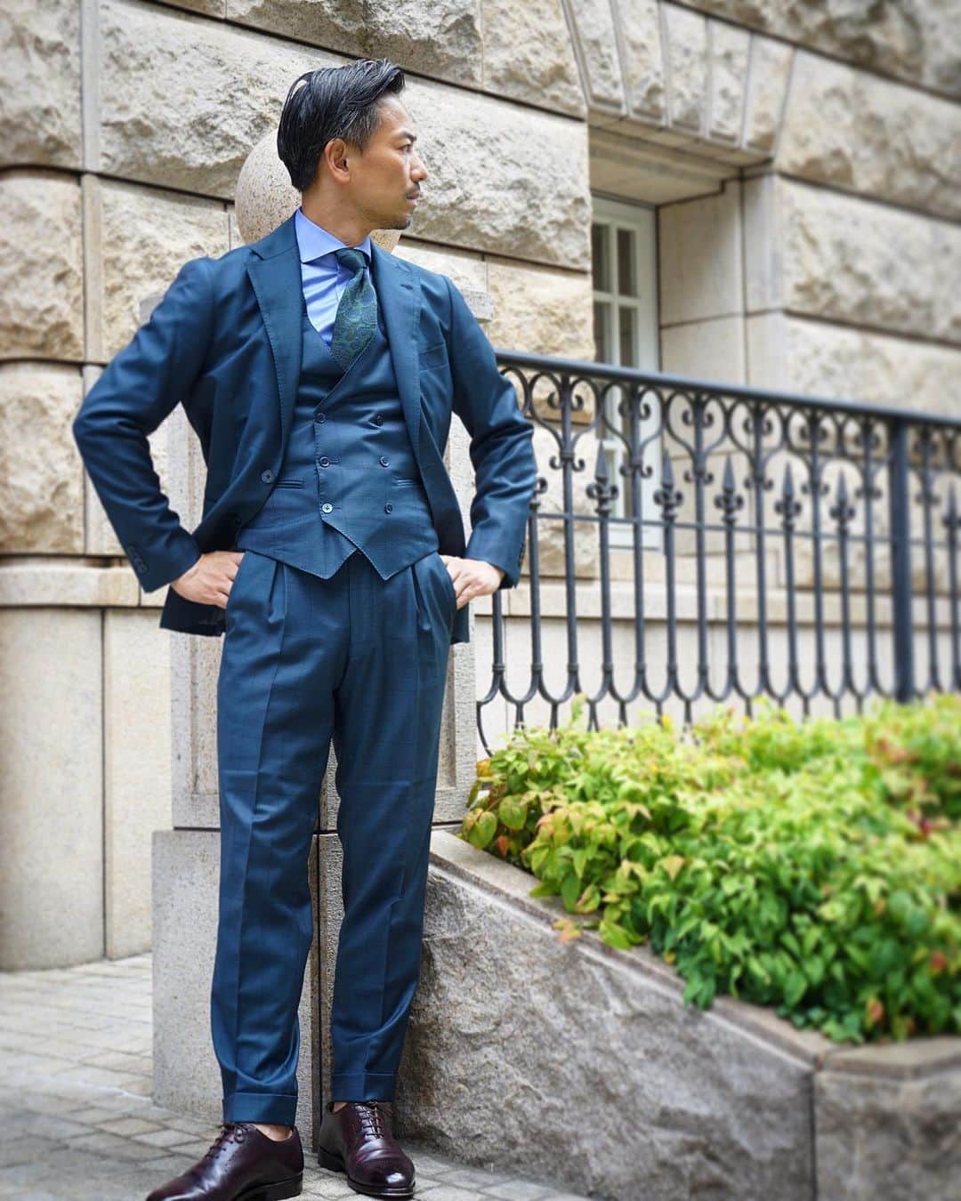 Luxumのインスタグラム：「Green Suit  #suit #greencorde #オーダースーツ #オーダータキシード #mensfashion」