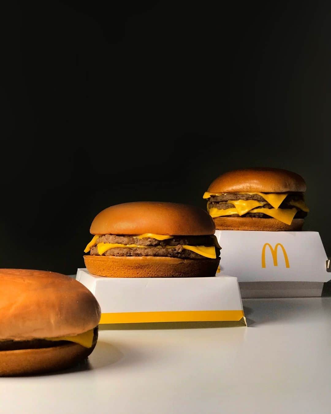 McDonald's Philippinesのインスタグラム：「Golden hour bun yarrrrn?! 🍔🤩  📷✨ by @reviewsbyces」
