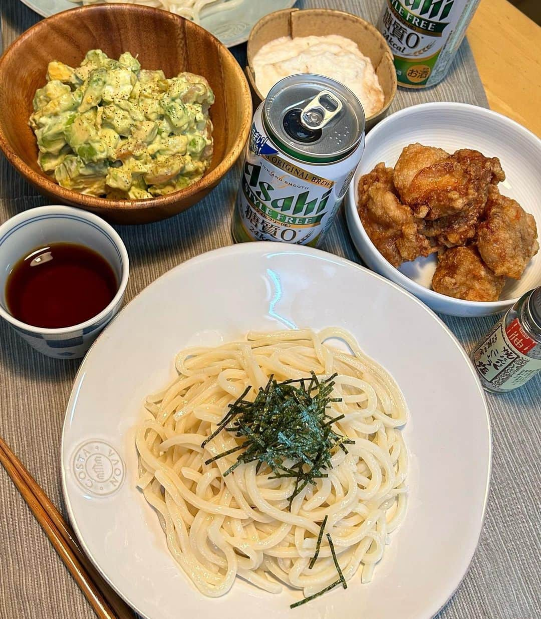 門脇佳奈子のインスタグラム：「#旦那飯  ⭐️香川の親戚からのうどん ⭐️からあげ ⭐️ガーリックエビアボカドタルタル🥑🦐」