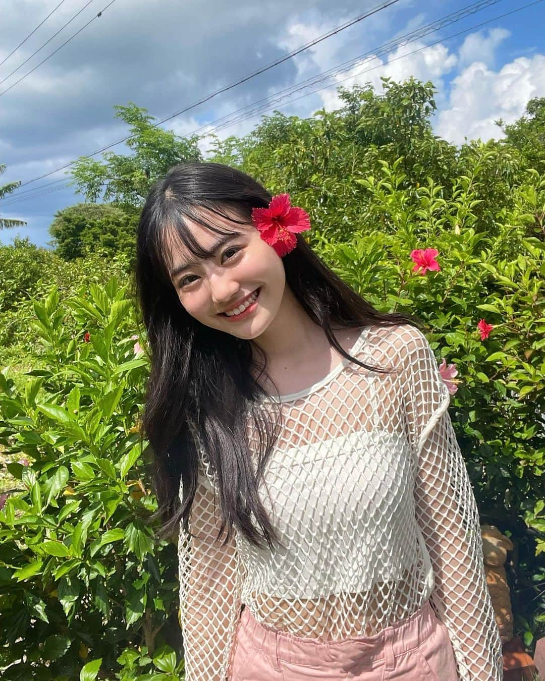 関谷瑠紀のインスタグラム：「可愛いお花は気分があがりますな🌺  #沖縄 #ハイビスカス #関谷瑠紀」