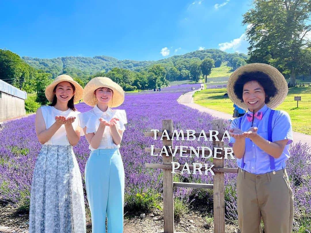 のインスタグラム：「群馬県沼田市、たんばらラベンダーパークから生中継🪻 今日はお天気チームのマーシュちゃん、くぼてんきさんと一緒でした🤲 紫色の小さな花をたくさんつけたラベンダーの可憐さと香り、そして標高1300mの高原の空気と自然に癒されました〜☺️🌳  #ZIP #NOWニッポン #18 #たんばらラベンダーパーク   👗#greenlabelrelaxing #VIS #Stola #Dessin」