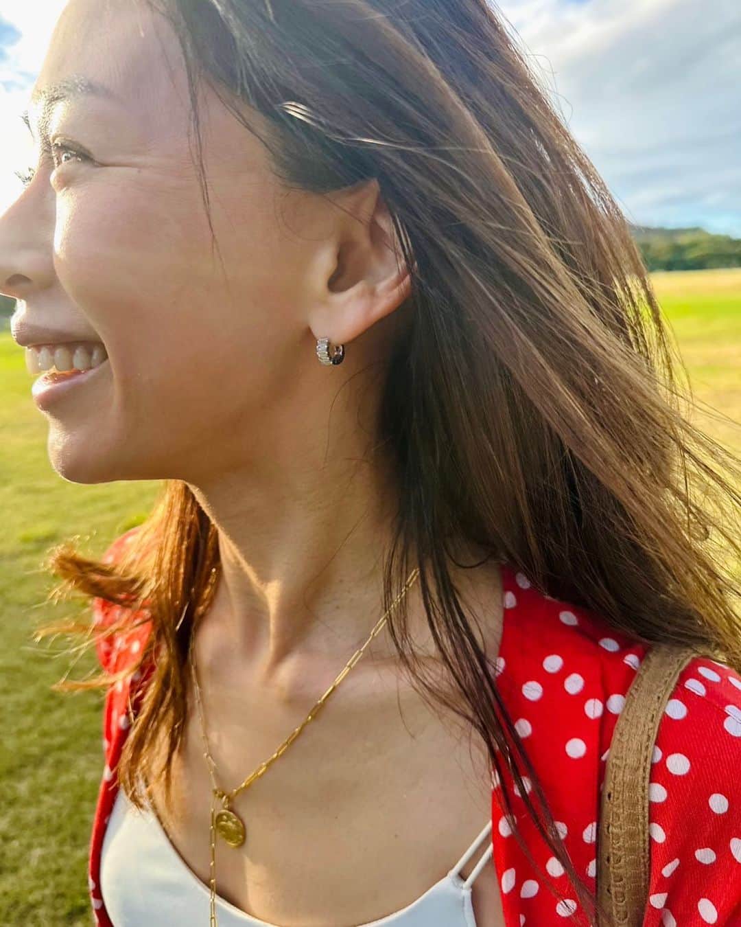 野沢和香のインスタグラム：「Back in Tokyo🩵🇯🇵✈️ ただいまーー🙋‍♀️  お気に入りの写真☝️ ハワイのSunshineを浴びながらのSunshineピアス☀️  海外に以前は頻繁に行っていたのに、 コロナで腰が重くなってしまって、かれこれ3〜4年ぶりのハワイ✈️ すっかり浦島太郎状態で😀おかげで新鮮に楽しめました😆 旅立つ前はちょっと緊張したw  でも本当に行ってよかったです！ 東京の忙しいペースの中にいると、つい頭がタスクでいっぱいいっぱい。 それも楽しいんだけど…つい人生を「楽しむ」事を忘れちゃう時がある。  ハワイのゆっくりとした時間の流れと、心地よい風や、呑気なヤシの木🌴w 頭を真っ白にして予定を決めずに今日何をするか、その時に考える。 自然の中で子供みたいに体を使って遊んで🏄‍♀️疲れたらちょっとお昼寝をして😴暑かったら海かプールにドボン🐬 そんな豊かな時間を過ごさせてもらったら、 目の前の一瞬一瞬がより尊くて、愛しく思えるようになりました✨  そして海外に行くと、やっぱり初めての事や、新しい感覚に出会うし、 今までの自分が小さかったなとか、違う考え方を選べる新しい自分にも出会う🙌  物価が高いと聞きすぎて🤣行く前はビビっていたけど、こういう経験を考えると本当にプライスレスでした✨ どんなに頑張って働いても、大切な人達と人生を楽しむために使う時間がないと勿体無いもんね。  人生の宝物になる旅🙌  最高の夏休みでした🐕🌴  感謝✨🐬🩵Mahalo!」