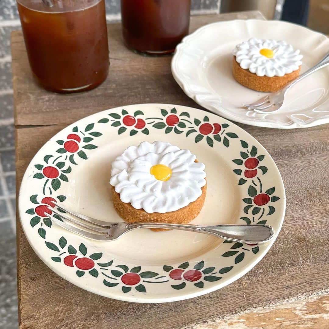 ぱんもんのインスタグラム：「⠀⠀ ＼ 自由が丘のカフェ ꪔ̤̮♥ ／ ⁡ 𝗢𝗡𝗜𝗕𝗨𝗦 𝗖𝗢𝗙𝗙𝗘𝗘 自由が丘 ◇国広自然栽培レモンタルト 638円 ◇アイスアメリカーノ 660円 ⁡ 大好きなオニバスコーヒー自由が丘👨‍🍳 絶品すぎるナポレオンパイを食べた数週間後、 レモンタルトを食べに再訪しました🌼 ⁡ マーガレットみたいな可愛いレモンタルト🍋🥧 タルトはザクっ、レモンカードはとろっとろ🤤 しっかり酸味が効いてて美味です♡♡ ⁡ 休日の13:30頃に伺って、 まだ残ってるかな〜って不安だったけど、 3つだけ残ってた☺︎ 悶絶級のナポレオンパイもまだ残ってたよ🫶 また食べに行きたいけど、そろそろ終わりみたい🍒 ⁡ #onibuscoffee #オニバスコーヒー #自由が丘カフェ #自由が丘グルメ #レモンタルト #🍋 #タルトシトロン #夏スイーツ #レモンスイーツ #tartcitron #東京カフェ #カフェ巡り #onibuscoffeejiyugaoka」