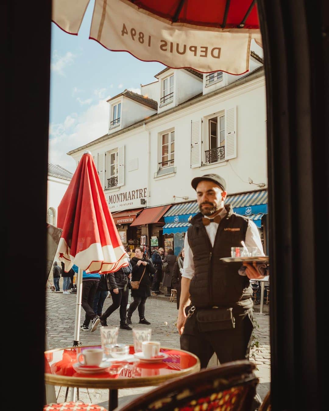 Putri Anindyaさんのインスタグラム写真 - (Putri AnindyaInstagram)「Scene from the window //  Walking around in Montmartre and stopped by to a very touristy cafe. Got ourselves a hot chocolate and wine and a marvelous view for observing strangers ✨   #montmartre #paris #streetphotography #ricohgr3」7月27日 19時22分 - puanindya