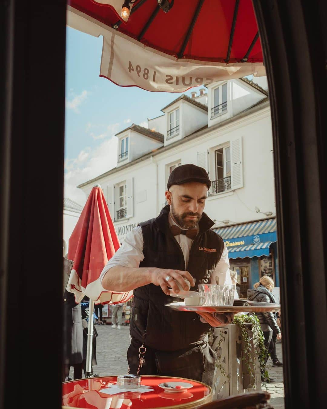 Putri Anindyaのインスタグラム：「Scene from the window //  Walking around in Montmartre and stopped by to a very touristy cafe. Got ourselves a hot chocolate and wine and a marvelous view for observing strangers ✨   #montmartre #paris #streetphotography #ricohgr3」