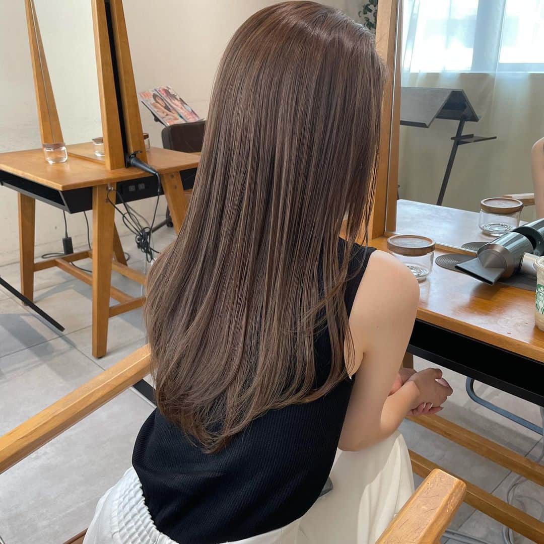 yuukii.iのインスタグラム：「トリートメントして 髪が生き返った💇🏻‍♀️✨ 来月は秋カラーで 少し暗めにしてもらおう♡」
