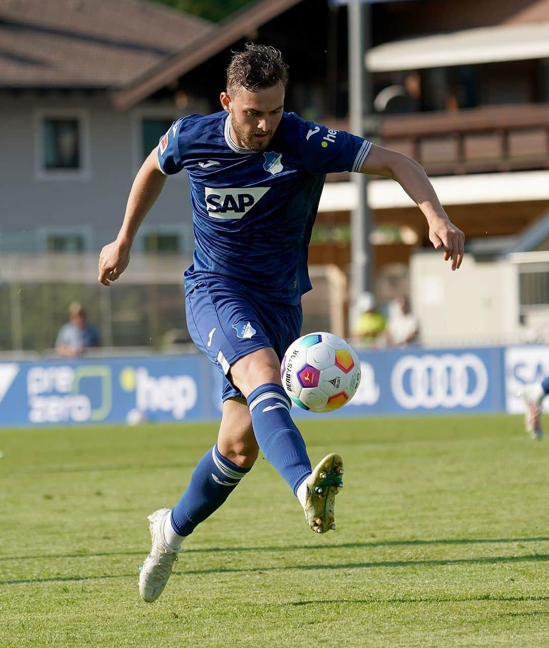 TSG1899ホッフェンハイムのインスタグラム：「Viel Erfolg, @jacobbruunlarsen!   Die TSG hat den Vertrag mit Jacob Bruun Larsen bis zum 30. Juni 2025 verlängert. Gleichzeitig wird der Däne für die nächste Saison an den englischen Premier-League-Aufsteiger @burnleyofficial ausgeliehen.」