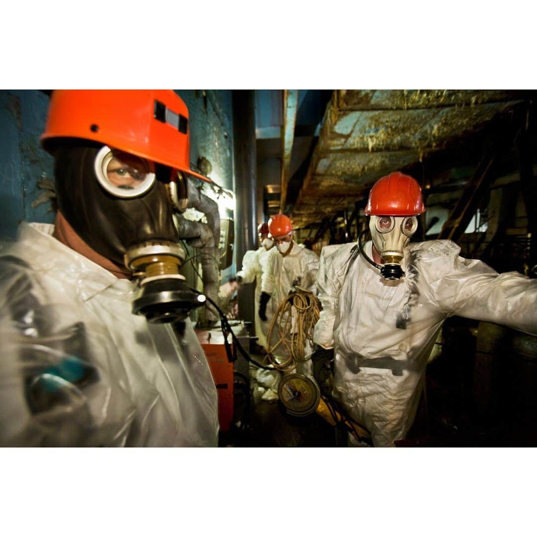 Gerd Ludwigのインスタグラム：「Chernobyl Nuclear Power Plant, Ukraine, 2005. Workers, wearing respirators and plastic suits for protection, pause briefly on their way to drill holes for support rods inside the sarcophagus. It is hazardous work: radiation is so high that they constantly need to monitor their Geiger counters and dosimeters, and they are allowed only one 15-minute stay in this space per day.  A selection of images from my longstanding project on Chernobyl will be shown at an outdoor exhibit during the Open Your Eyes (OYE) festival this September in Zurich, Switzerland.  I am happy to announce I will have the rare opportunity to return to Chernobyl this fall. As traditional media outlets today are unable to finance long-term projects, I have started another Kickstarter campaign to support my return. You can learn more at the link in my bio.  @natgeo @thephotosociety @kickstarter #Chernobyl #Kickstarter #TheNextChapter」