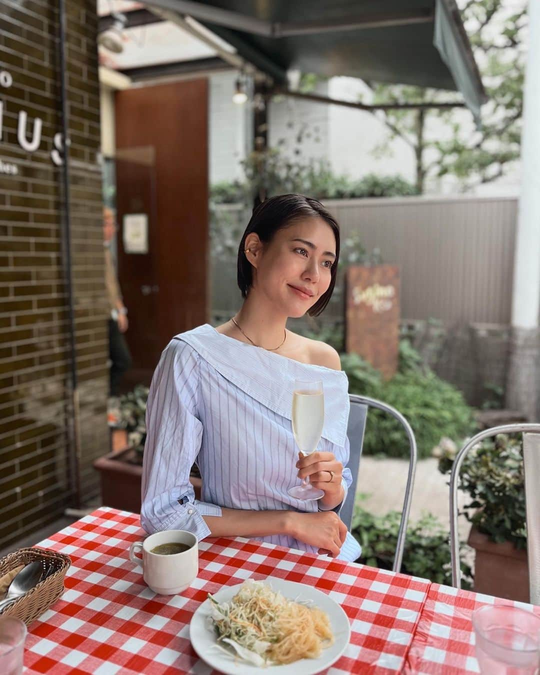 MARIEさんのインスタグラム写真 - (MARIEInstagram)「5年ぶり位に旦那さんと 表参道でランチ🍴 ⁡ ⁡ 保育園には入れなかったけど、 週3日託児所に預けられることになって 仕事したりこうやって夫婦でゆっくり 外食する時間も持てるようになってきた✨ シャンパンなんか飲んじゃってね。 ⁡ ⁡ 昔はよく表参道でランチデートしてたから なんだか懐かしい気持ちになるけど、 話題はもっぱら子供の話。あるあるだよね🤣  #表参道カフェ#夫婦デート#夫婦の時間#大人ショート#大人ショートボブ」7月27日 19時26分 - marie.328