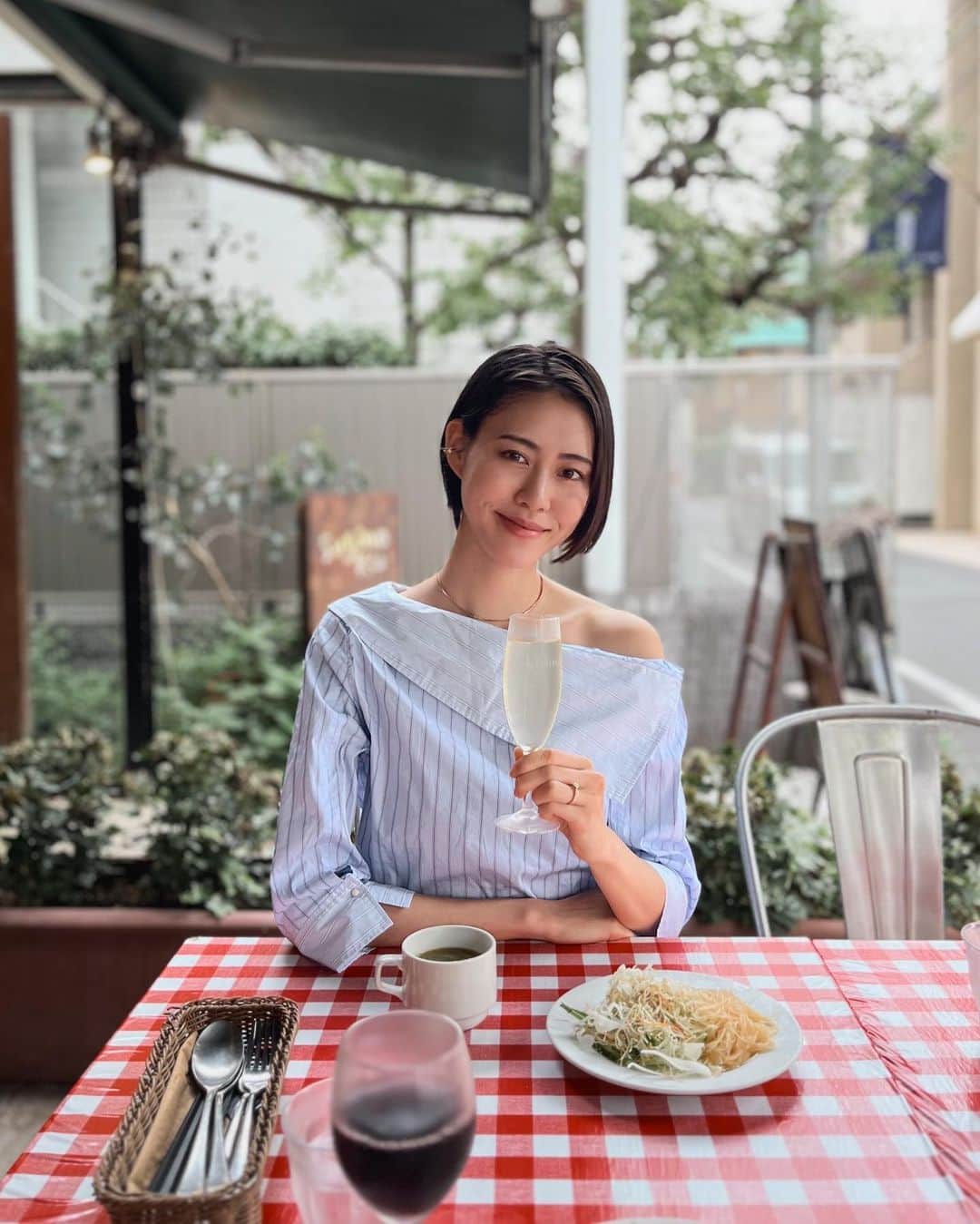 MARIEのインスタグラム：「5年ぶり位に旦那さんと 表参道でランチ🍴 ⁡ ⁡ 保育園には入れなかったけど、 週3日託児所に預けられることになって 仕事したりこうやって夫婦でゆっくり 外食する時間も持てるようになってきた✨ シャンパンなんか飲んじゃってね。 ⁡ ⁡ 昔はよく表参道でランチデートしてたから なんだか懐かしい気持ちになるけど、 話題はもっぱら子供の話。あるあるだよね🤣  #表参道カフェ#夫婦デート#夫婦の時間#大人ショート#大人ショートボブ」