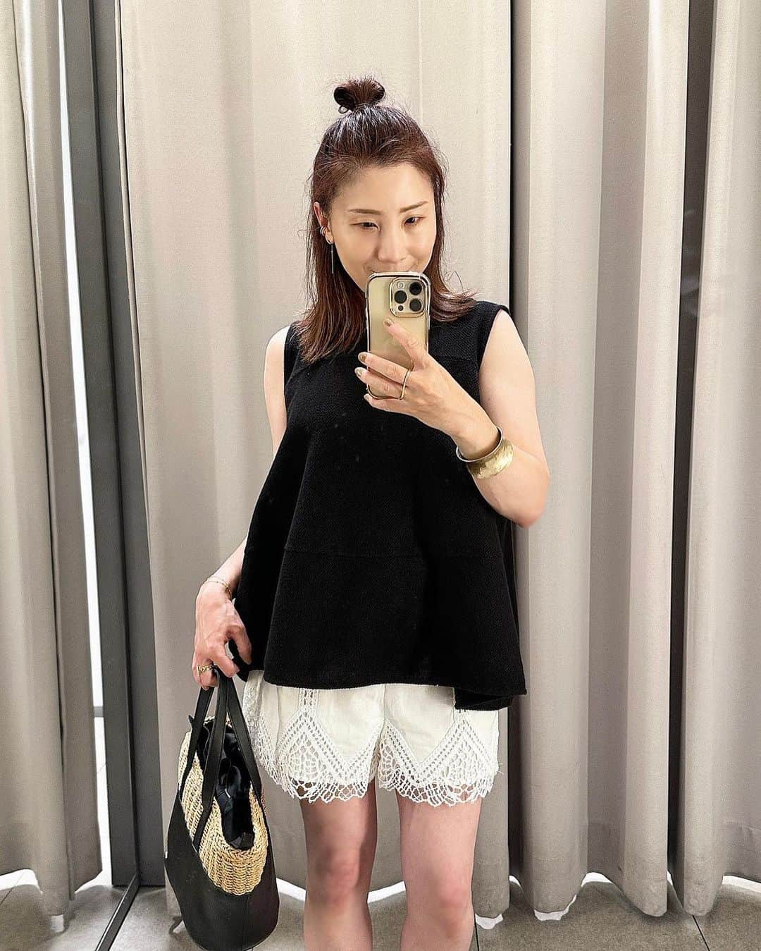 chiyo1173のインスタグラム：「#outfitoftheday ‪ 4日間韓国に行ってました🇰🇷 東京も暑いけどソウルも暑すぎた。 ZARAで買ったショートパンツ、 クロッシェレースのデザインが可愛いくてお気に入り💗  tops #demiluxebeams#beams#ビームス  pants #zara#ザラ bag @labagagerie_japon ×chiyo sandal #birkenstock #ビルケンシュトック   今回は完全にひとり旅だったので、 気ままにのんびり楽しんで来ました。  行きの空港でまさかの推しのグクに目の前で会えて🐰💜 もはやそれだけでもう帰ってもいいと思うくらい(笑) 今回の渡韓は満足でしたが、 現地で素敵な🇯🇵アミさんとお友達になってご飯したり ひとりだったからかいろんな人が話しかけてくれて、 荷物運んでくれたりお菓子くれたり← ご飯屋さんでサービスしてくれたり… 国境超えての人の温かさをとても感じた旅でした。 また寒くならないうちに韓国行きたいな。  #ootd#outfit#instafashion#コーデ#夏コーデ#大人カジュアル#きれいめカジュアル#大人可愛い#大人女子コーデ#韓国#韓国旅行#ソウル#locari#ロカリ」