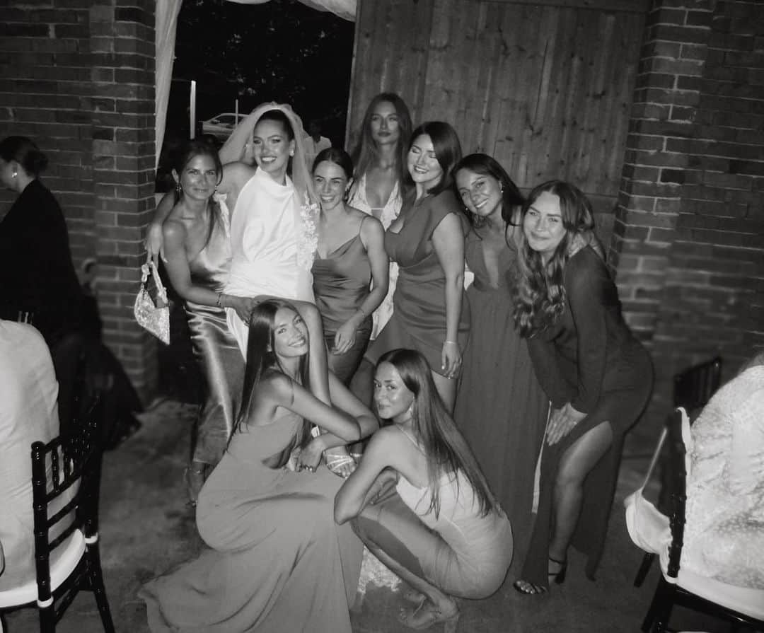 ロレーナ・ラエのインスタグラム：「Friends since fifth grade growing up together 🥹🫶🏼 first one down @friederikegehl」