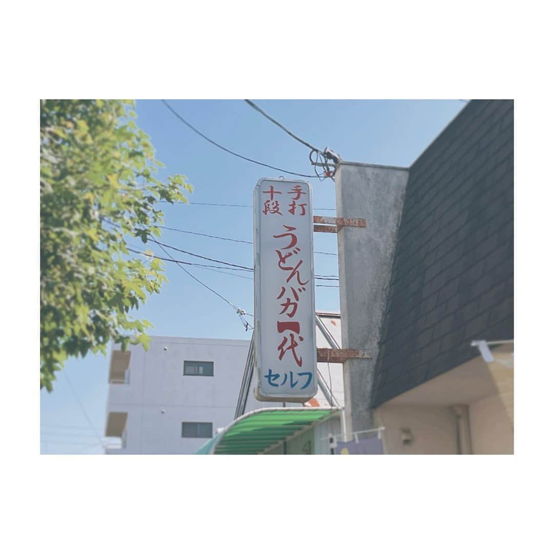 あゆかさんのインスタグラム写真 - (あゆかInstagram)「愛媛県(香川県)一人旅𓂻𓂃𓂃  Day.3 route  ……𓁇...…𓁇...…  ◎愛媛県～香川県  ちょっと足を伸ばして香川県にも行ってきました◥█̆̈◤࿉∥  〇手打十段うどん バカ一代  ✍︎地域密着型のセルフサービスのうどん屋さん。名物の釜バターうどんは、卵をあと乗せしてかき混ぜて食べるとカルボナーラのような味わい𓃈 平日でも行列が出来る名店です。  営業時間 6:00-18:00  香川県高松市多賀町１丁目６−７ ↓ 〇四国八十八ヶ所霊場 第83番札所 一宮寺  ✍︎御朱印をいただきに。お寺のシンボルでもあるクスノキの脇には参拝者に人気の「地獄の釜の祠」があります。 キュウリに病を封じ込める習わしからキュウリ守りなど珍しい御守りも🥒わたしは酒難除けの御守りをいただきました。笑  営業時間 7:00-17:00  香川県高松市一宮町６０７ ↓ 〇栗林公園  ✍︎ 借景を取り入れて 18世紀に完成した名高い庭園。池、橋、茶屋を配し、和船での周遊もできます。 文化財庭園では日本最大の広さ。ミシュラン・グリーンガイド・ジャポンでは三ツ星評価を得ています𖤣𖥧𖥣｡ 猫ちゃんがいっぱいで至福です𓏲𓎨  営業時間 5:30-19:00  香川県高松市栗林町１丁目２０−１６  (3/4 days.)  #一人旅  #一人旅女子  #japaneseculture  #japan #香川旅行  #高松旅行 #高松グルメ  #うどんバカ一代の釜玉バター  #栗林公園🌳  #一宮寺御朱印  #trip」7月27日 19時27分 - ayuka_23