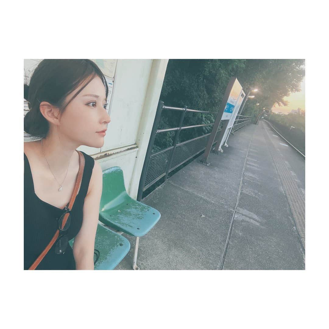 あゆかさんのインスタグラム写真 - (あゆかInstagram)「愛媛県(香川県)一人旅𓂻𓂃𓂃  Day.3 route  ……𓁇...…𓁇...…  ◎愛媛県～香川県  ちょっと足を伸ばして香川県にも行ってきました◥█̆̈◤࿉∥  〇手打十段うどん バカ一代  ✍︎地域密着型のセルフサービスのうどん屋さん。名物の釜バターうどんは、卵をあと乗せしてかき混ぜて食べるとカルボナーラのような味わい𓃈 平日でも行列が出来る名店です。  営業時間 6:00-18:00  香川県高松市多賀町１丁目６−７ ↓ 〇四国八十八ヶ所霊場 第83番札所 一宮寺  ✍︎御朱印をいただきに。お寺のシンボルでもあるクスノキの脇には参拝者に人気の「地獄の釜の祠」があります。 キュウリに病を封じ込める習わしからキュウリ守りなど珍しい御守りも🥒わたしは酒難除けの御守りをいただきました。笑  営業時間 7:00-17:00  香川県高松市一宮町６０７ ↓ 〇栗林公園  ✍︎ 借景を取り入れて 18世紀に完成した名高い庭園。池、橋、茶屋を配し、和船での周遊もできます。 文化財庭園では日本最大の広さ。ミシュラン・グリーンガイド・ジャポンでは三ツ星評価を得ています𖤣𖥧𖥣｡ 猫ちゃんがいっぱいで至福です𓏲𓎨  営業時間 5:30-19:00  香川県高松市栗林町１丁目２０−１６  (3/4 days.)  #一人旅  #一人旅女子  #japaneseculture  #japan #香川旅行  #高松旅行 #高松グルメ  #うどんバカ一代の釜玉バター  #栗林公園🌳  #一宮寺御朱印  #trip」7月27日 19時27分 - ayuka_23