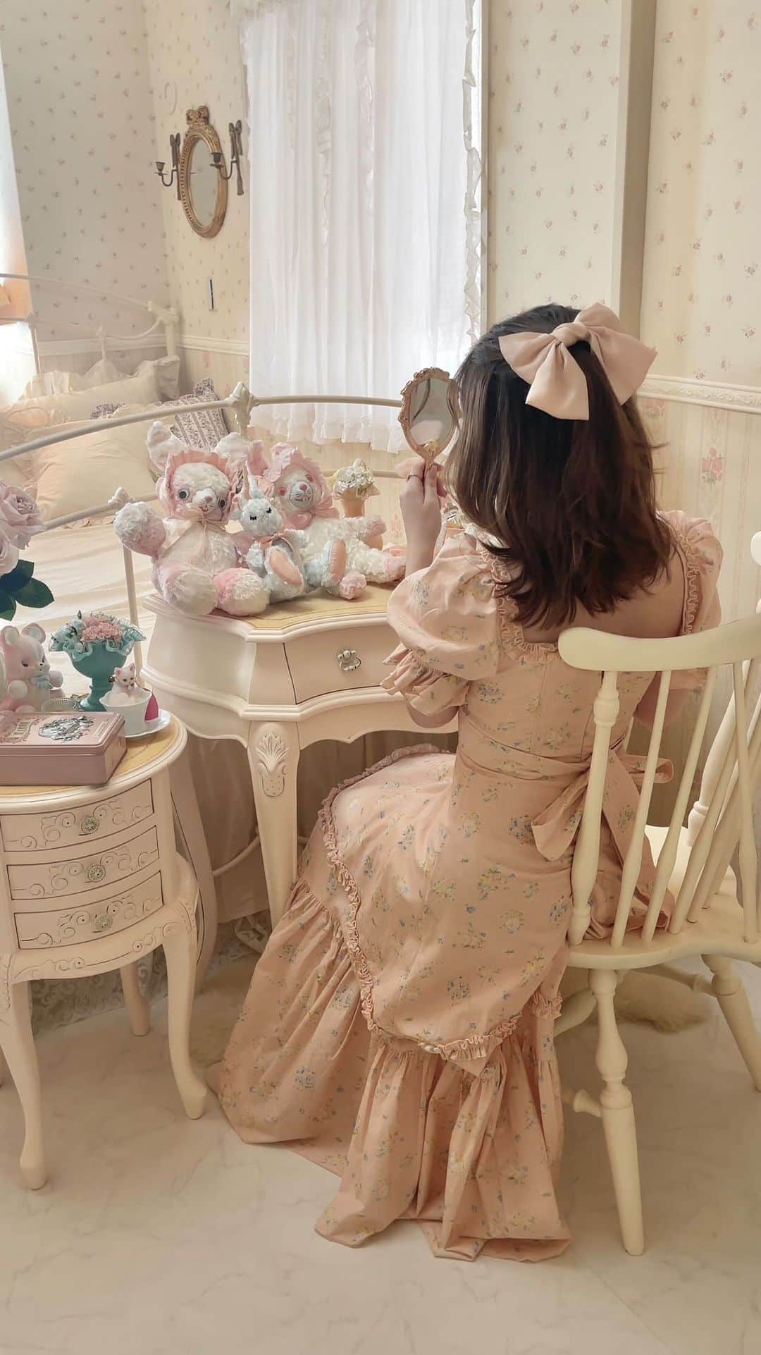 のインスタグラム：「𝔽𝕝𝕠𝕣𝕒 𝕔𝕠𝕣𝕤𝕖𝕥 𝕕𝕣𝕖𝕤𝕤🩰  𓂃  @lacemade_jp のフローラコルセットドレス🩰 気分はマリーアントワネット👸🏼👑  𓂃  #lacemade #diy #myroom #room #interior #vintage #vintagegirl #antique #shabbychic #cute #frenchgirl #girly #mery #dress #ドレス #ワンピース #マイルーム #インテリア #アンティーク #ヴィンテージ #ルーム #シャビーシック #ベッドルーム #かわいい #diy女子 #お部屋紹介 #ルームツアー #フレンチガーリー #ヴィンテージガーリー #ヴィンテージライク」