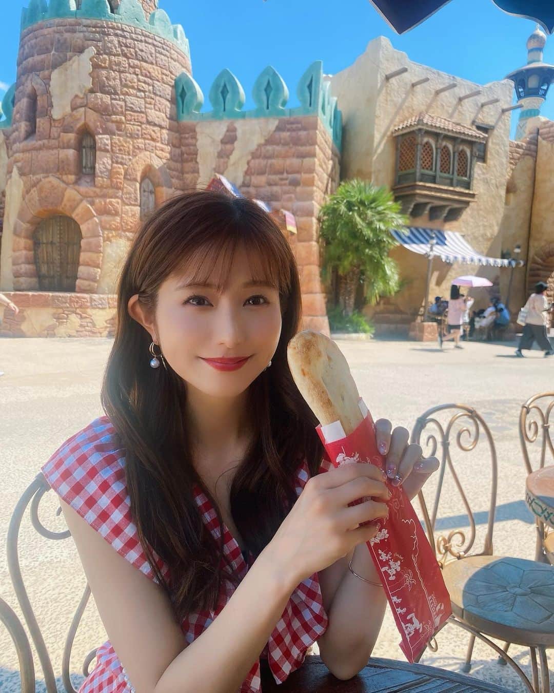 谷川愛梨のインスタグラム：「: ロングナン美味しかった〜🫓 中にはミートソースが入ってたよ🍅  先日、1年以上ぶりのUnelimitさんへ🫧 最近お肌が荒れ気味だったので助けてもらったよ🩹❤️‍🔥 ハーブピーリングでケアしていただきました🌿 担当🕊 @unelimit_cobo さん❤︎」