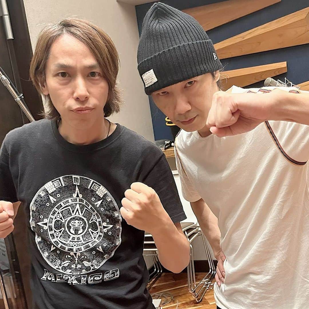 谷本貴義のインスタグラム：「今日もとあるRECで歌録だったんだけど、ナント落合徹也さんのバイオリン♪ デビュー当時、和田光司さんや太田美知彦さんたちと一緒の野球チームだったの！ 自分が歌う楽曲で弾いていただくのは今回初めてだから感激♪  #落合徹也 #violin #g-クレフ」