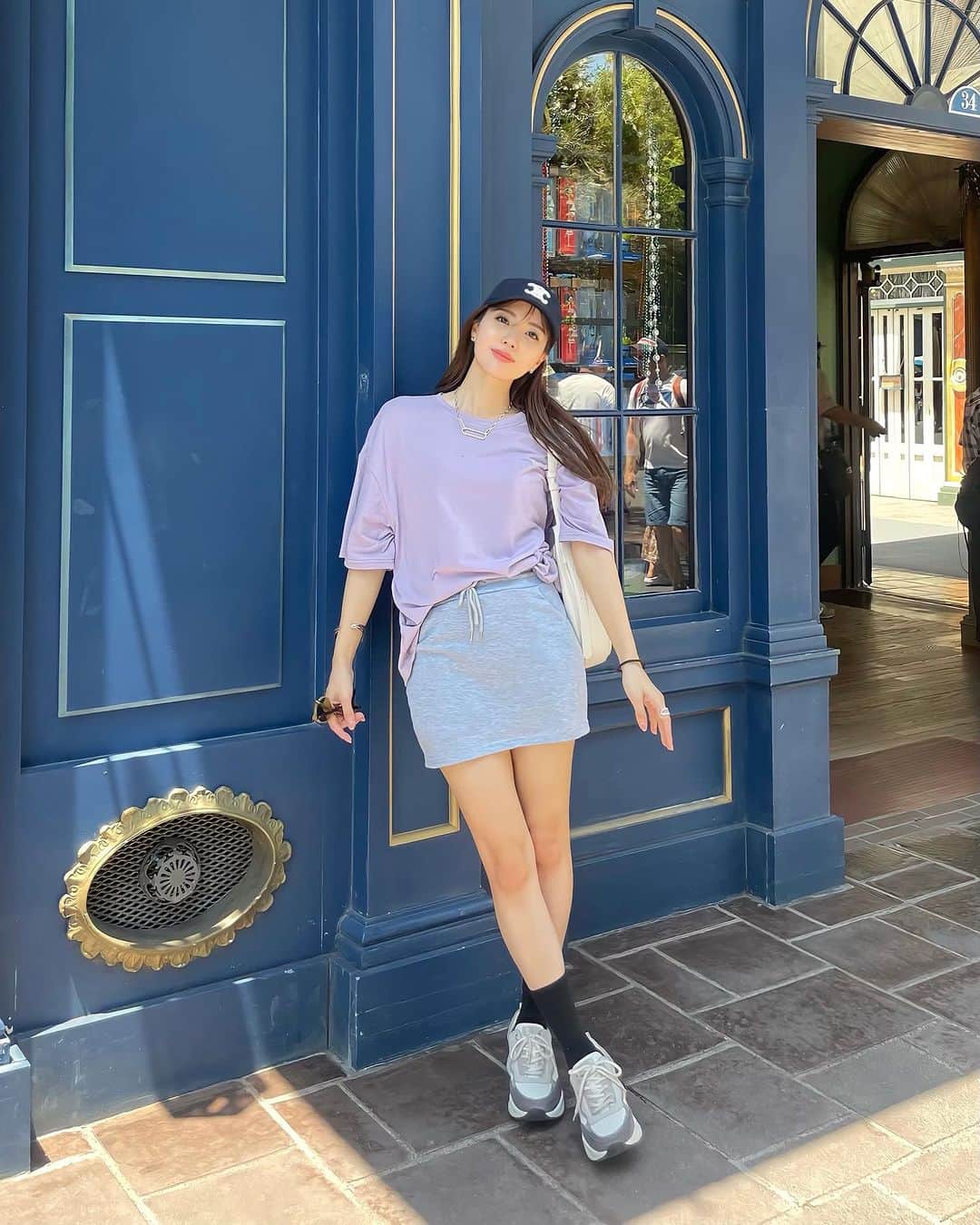 Aoiのインスタグラム：「とにかく暑かった日のディズニーコーデ🥵 靴小物以外全部　@shein_japan というプチプラコーデだったので 汗かいても汚れても全然平気🙋 ディズニーの日は @sheinofficial 着がち♡  暑すぎてずっとレストランいたしずっと目閉じてた😪 そして耳すらつけるのも億劫で、手で耳つくりましたよ👂  Tシャツ＆スカート＆靴下 @shein_japan  帽子　@celine  スニーカー @dianashoespress   #shein #shein購入品 #sheinコーデ  #sheinofficial」