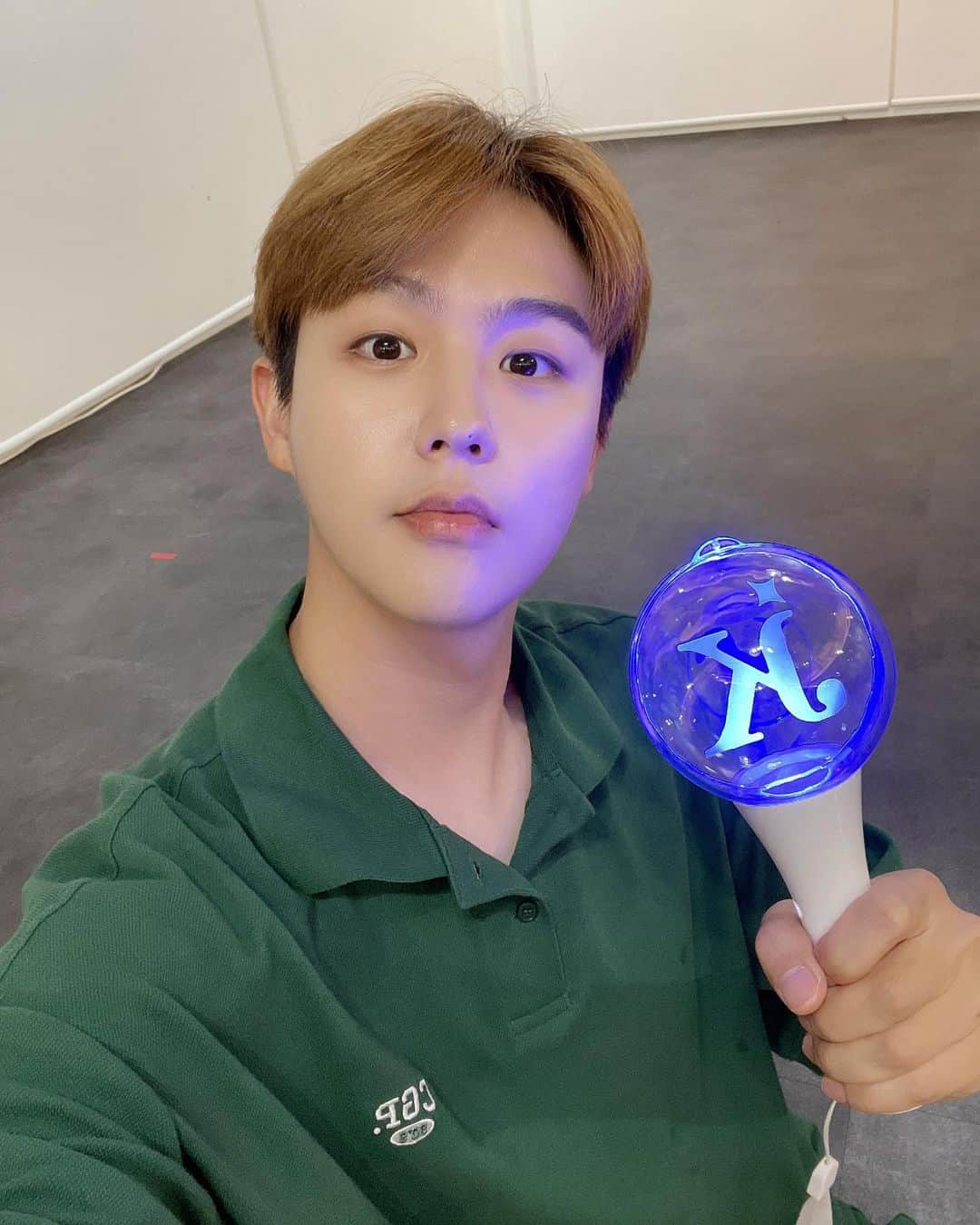 インジュン のインスタグラム：「빨리 응원봉 흔들자구~🤭 早くペンライトふりましょう~🤭」
