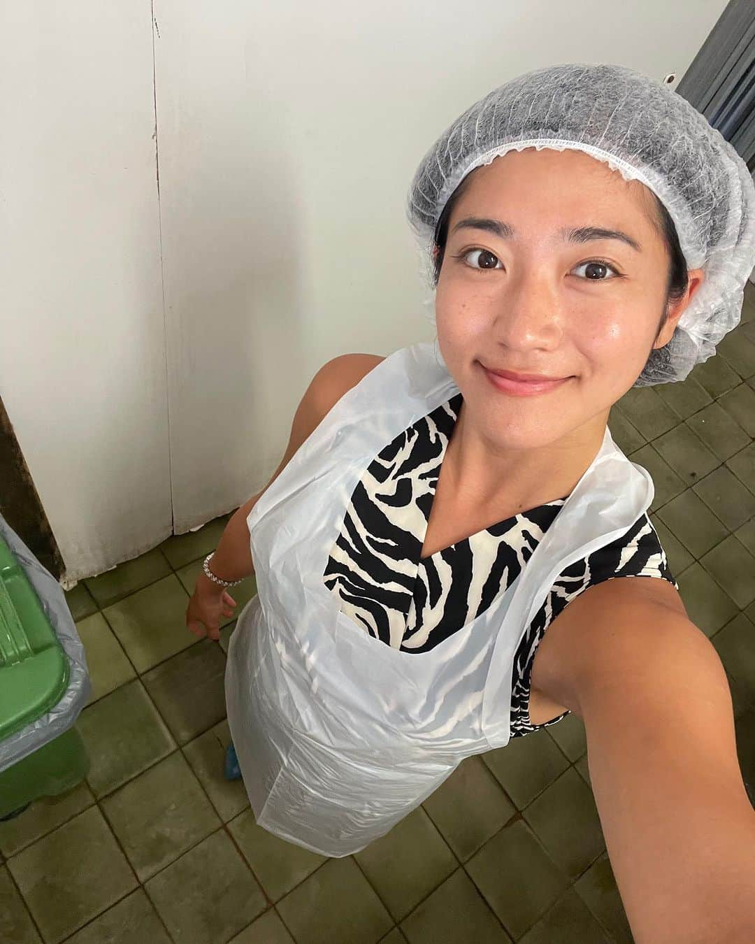 大野南香さんのインスタグラム写真 - (大野南香Instagram)「*Cheese making experience🧀  I had a chance to visit this lovely farm in Menorca, Spain and experience cheese making for the first time in my life! I really like to get to know the local foods and culture through experience.  Cheese is not my speciality so I was really happy to learn about it. And surprisingly I found some similarly to tofu!   This experience reminds me of the lovely local tofu producer in Okinawa (see the last photo or my post in Dec 2020).  I'll post a video of the experience later 🫶  旅行に行くなら、現地の人や食べ物に触れて文化や歴史を学ぶのが好きだなぁ☺️ 今回はスペインのメノルカ島で農家さん訪問して、人生初のチーズ作りに挑戦！  チーズあんまり好きじゃないし食べないからこそ、体験して学べてとっても嬉しかった。  どこかしら豆腐と似てる部分があって、昔沖縄の島豆腐屋さん訪問した時のことがすごく懐かしく感じた。豆腐は畑のチーズみたいだね。  #everydayhappy ☺︎  #cheese #tofu #menorca」7月27日 19時44分 - minaka_official