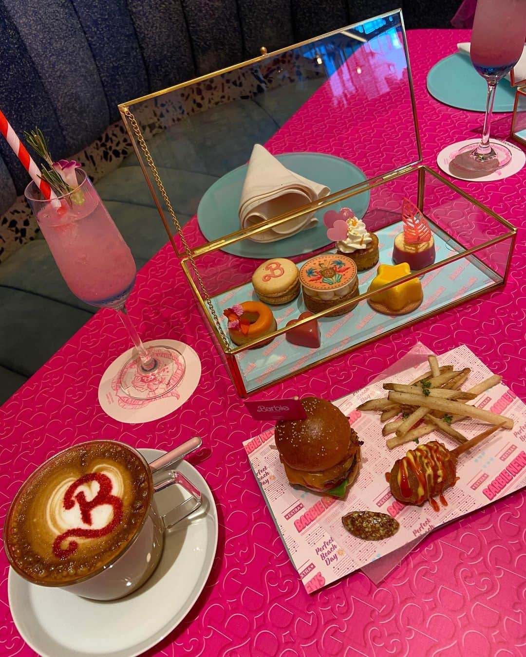 高樹リサさんのインスタグラム写真 - (高樹リサInstagram)「💓. 8/11の映画公開がとっても楽しみな #Barbie ✨ @wosakahotel で開催中の コラボレーションカフェ、 「Barbie™ The Movie Café @MIXup 」 に行ってきました💗 . 店内には至るところにデートを楽しむ バービーとケンの姿が🫶 壁や、テーブル、スィーツ 、グッズ、 全てが可愛くてハッピーな空間で めちゃめちゃ楽しんじゃいました🤭💗 9月15日(金)まで開催中！ . #金フェミ でも紹介するのでお楽しみに♪ フェミさんのバービーコーデ完璧すぎ！ 服装に悩んだらとりあえずピンク着て お出かけしちゃお😘 #Youcanbeanything ✨」7月27日 19時45分 - lisalisa_takagi